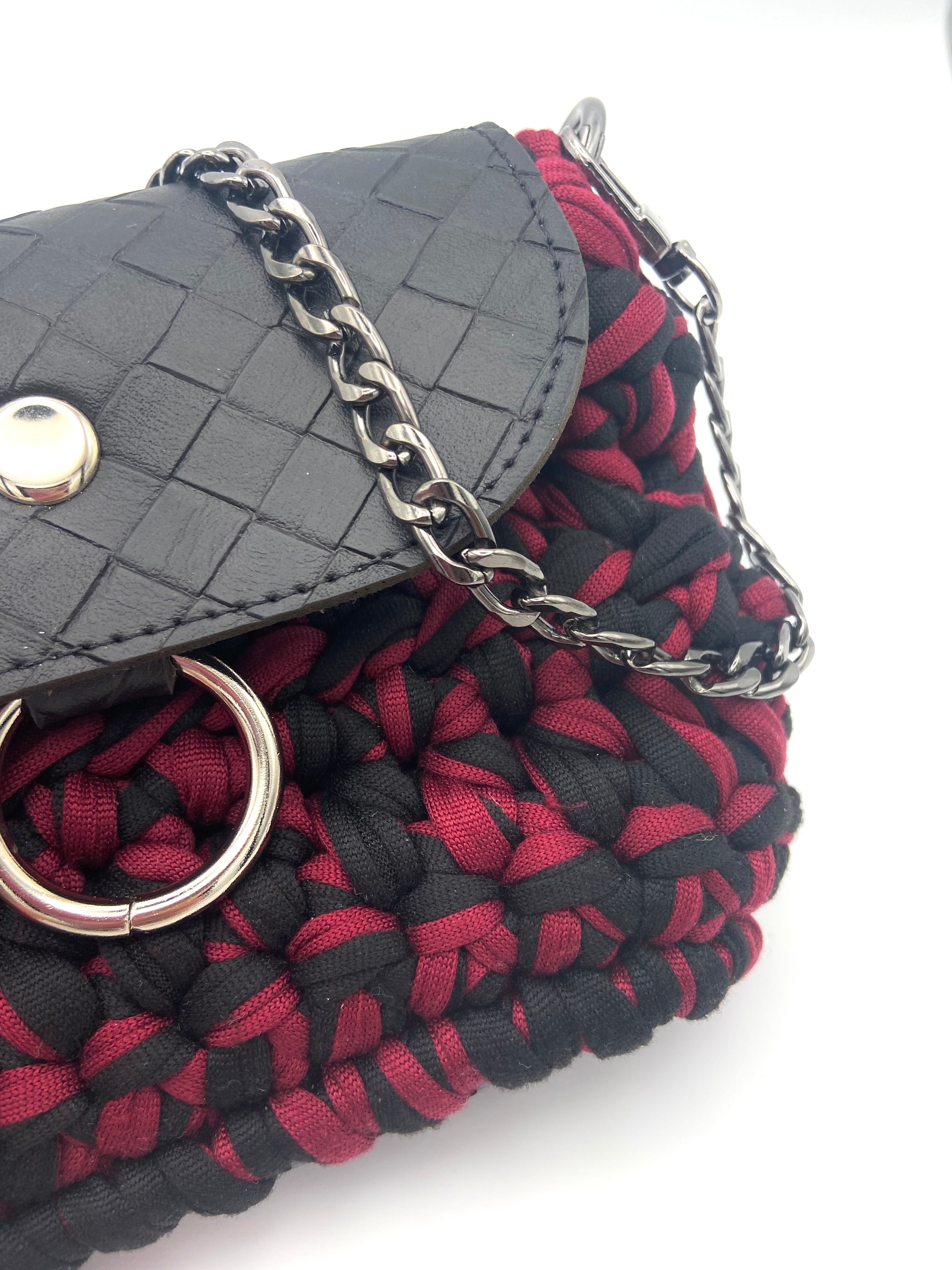 Mini pochette Oslo en crochet noir et bordeaux