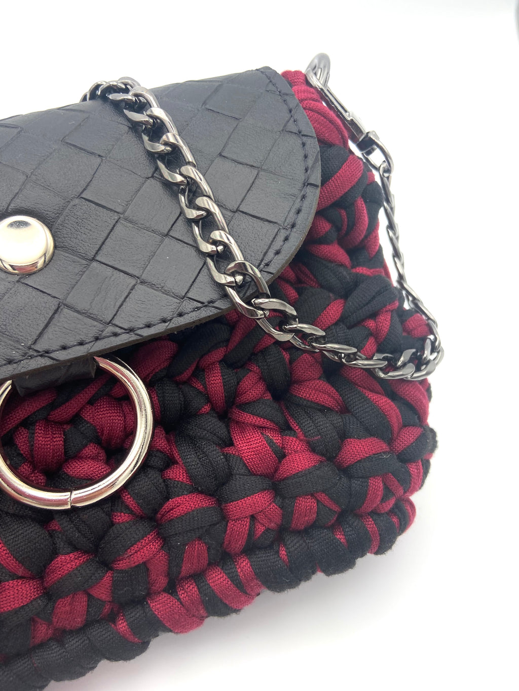 Mini pochette Oslo en crochet noir et bordeaux