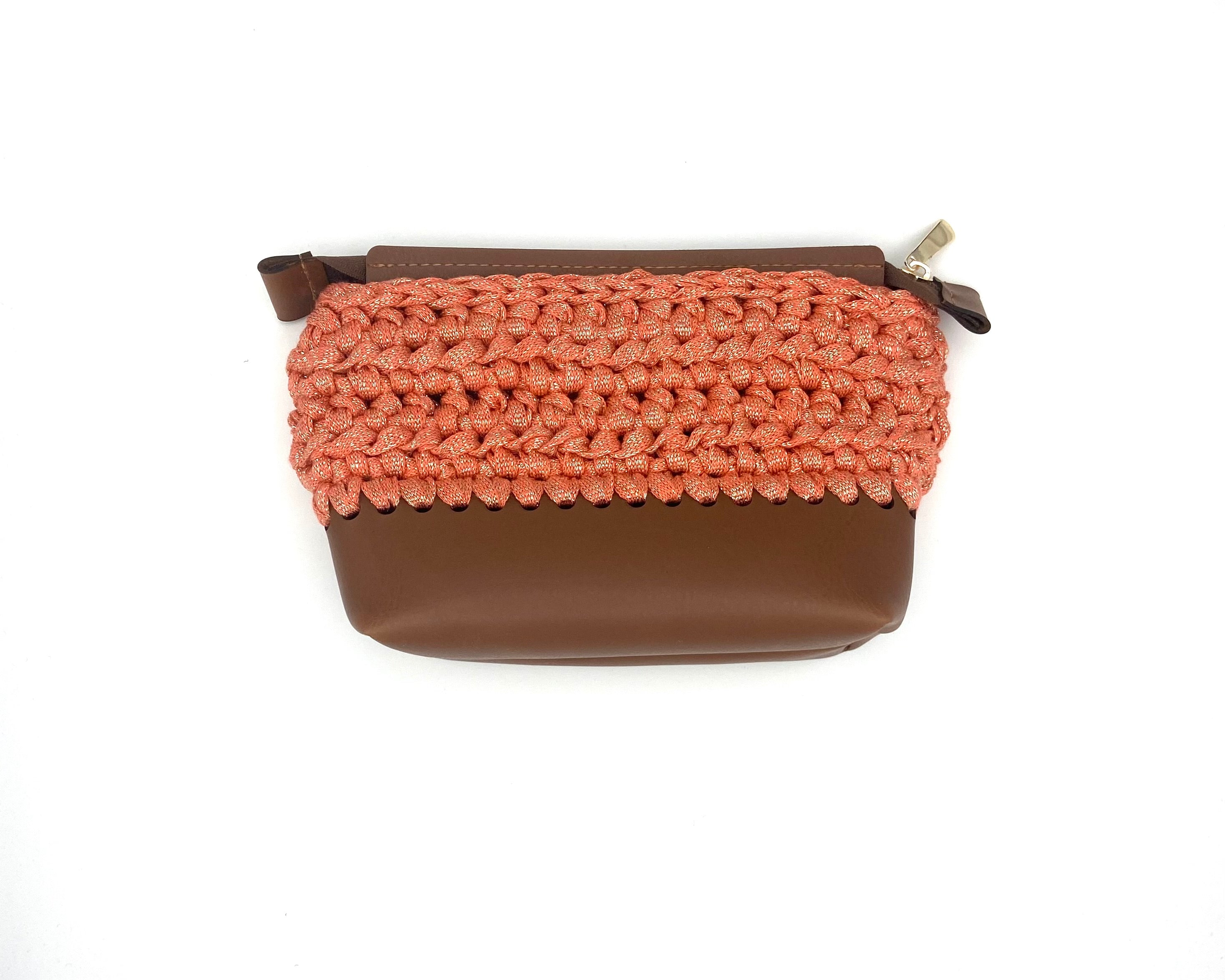 Trousse en crochet camel et lurex orange