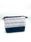 Trousse en crochet marine et blanche