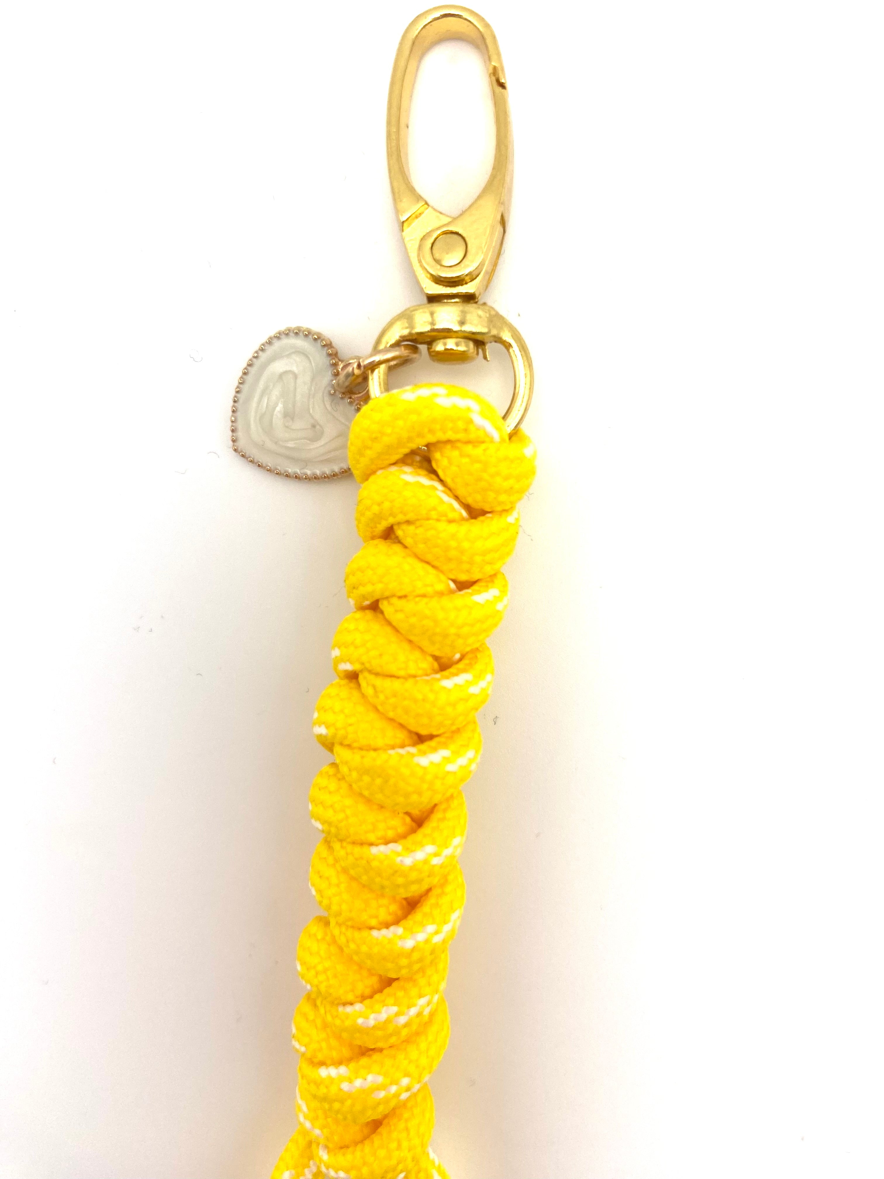 Porte clés et accessoire de sac ou téléphone coeur en paracorde jaune