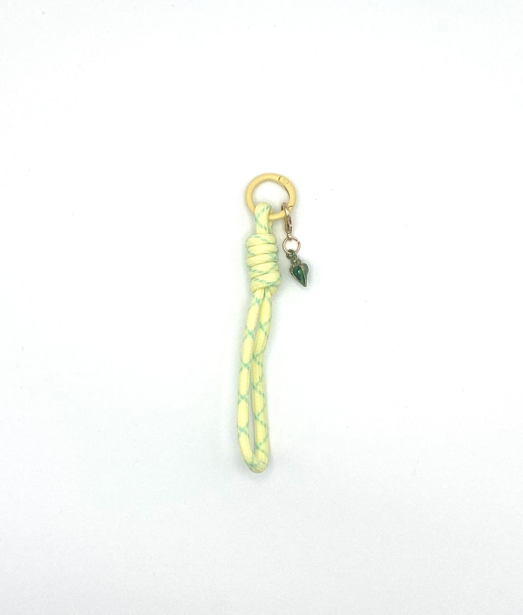 Porte clés en macramé jaune et vert avec coquillage