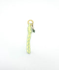 Porte clés en macramé jaune et vert avec coquillage