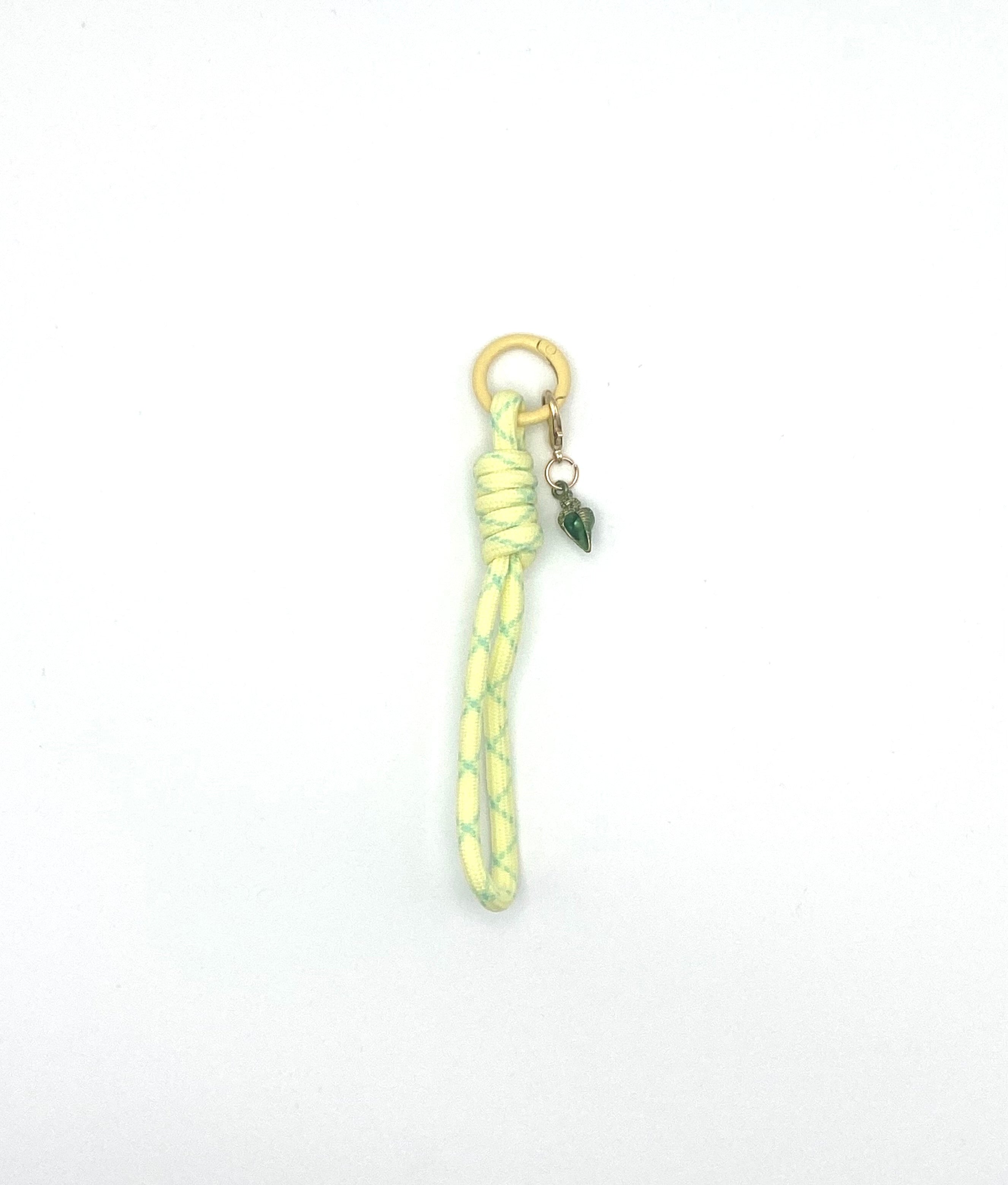 Porte clés en macramé jaune et vert avec coquillage