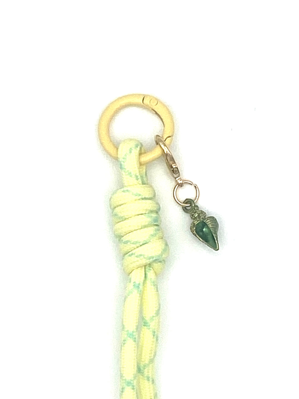 Porte clés en macramé jaune et vert avec coquillage