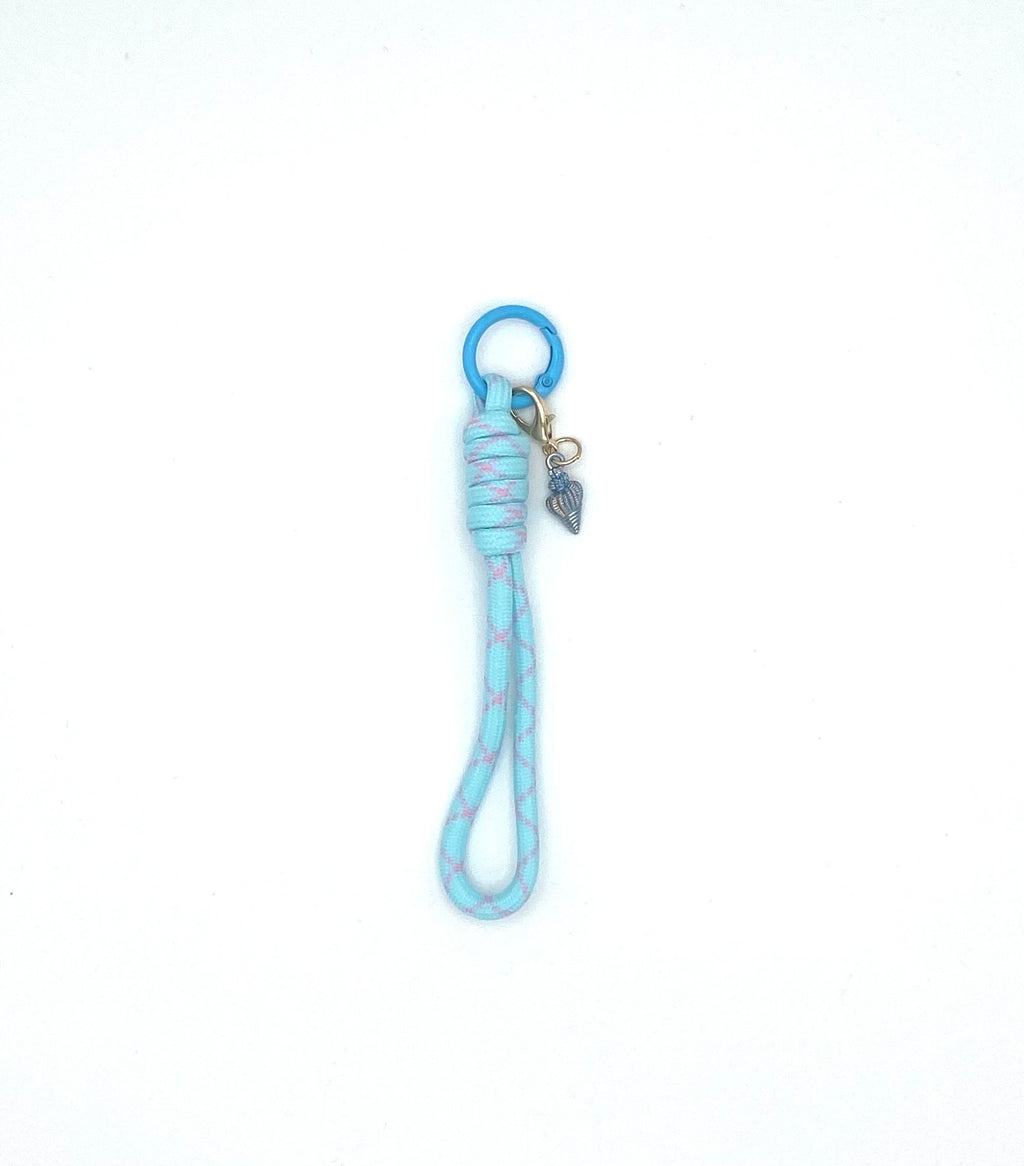 Porte clés en macramé bleu et rose avec coquillage