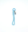 Porte clés en macramé bleu et rose avec coquillage