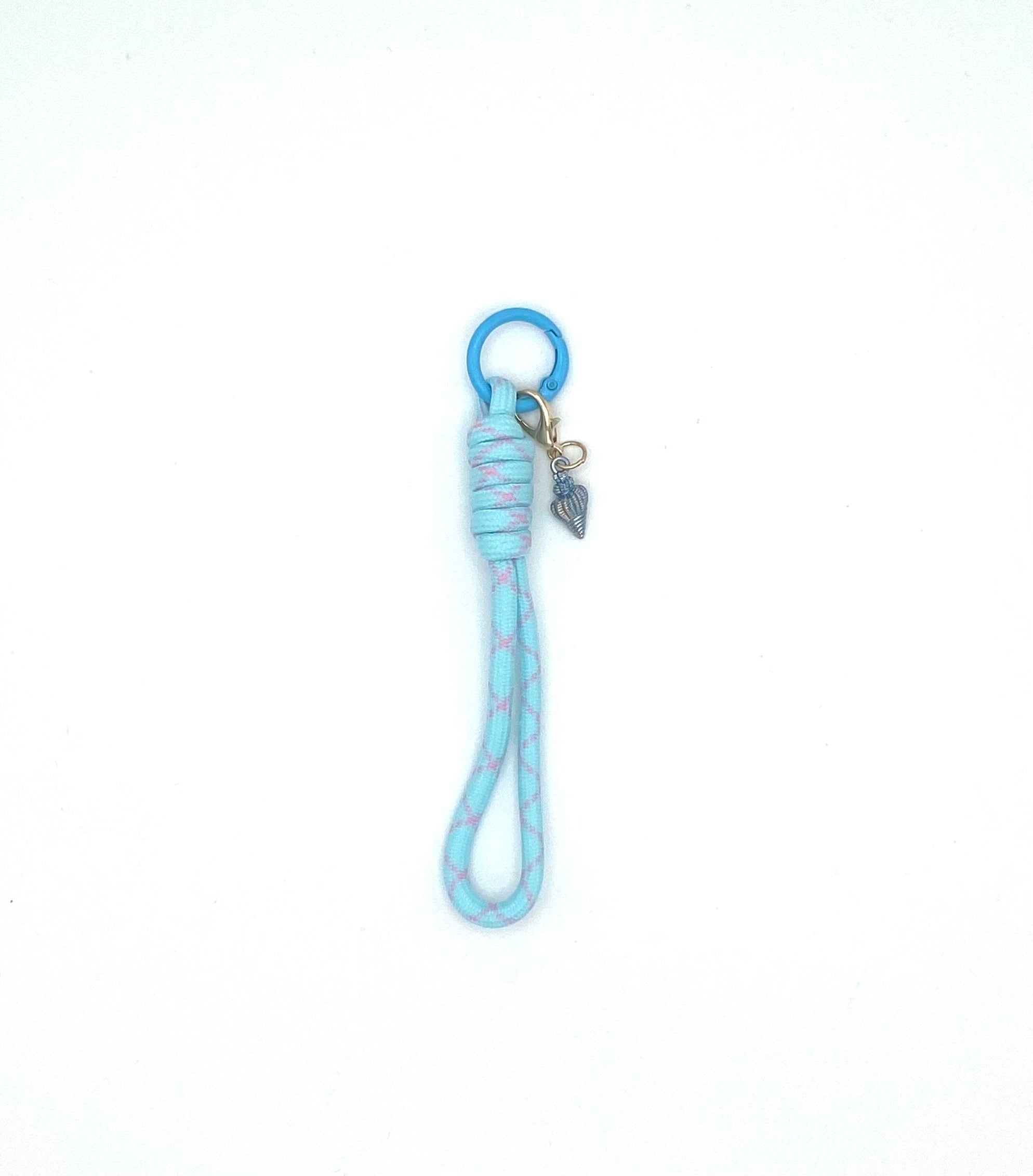 Porte clés en macramé bleu et rose avec coquillage