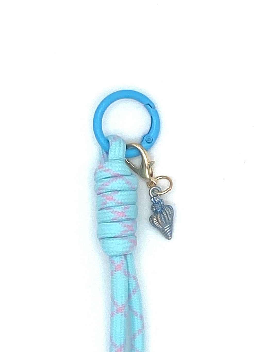 Porte clés en macramé bleu et rose avec coquillage