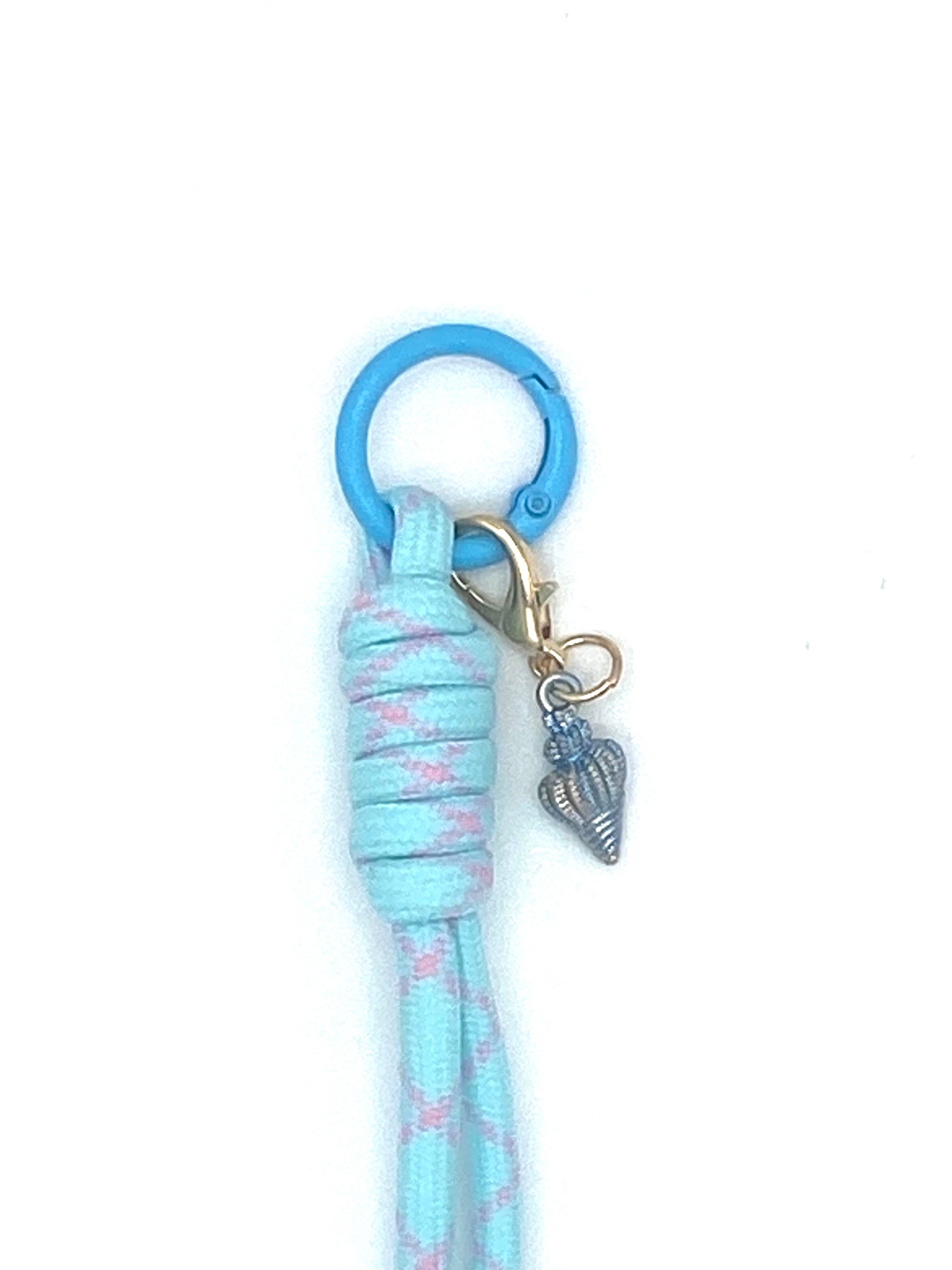 Porte clés en macramé bleu et rose avec coquillage