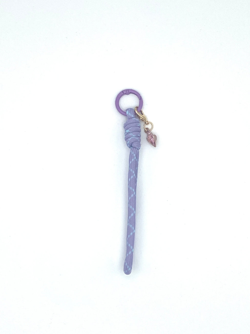 Porte clés en macramé violet et bleu avec coquillage