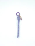 Porte clés en macramé violet et bleu avec coquillage
