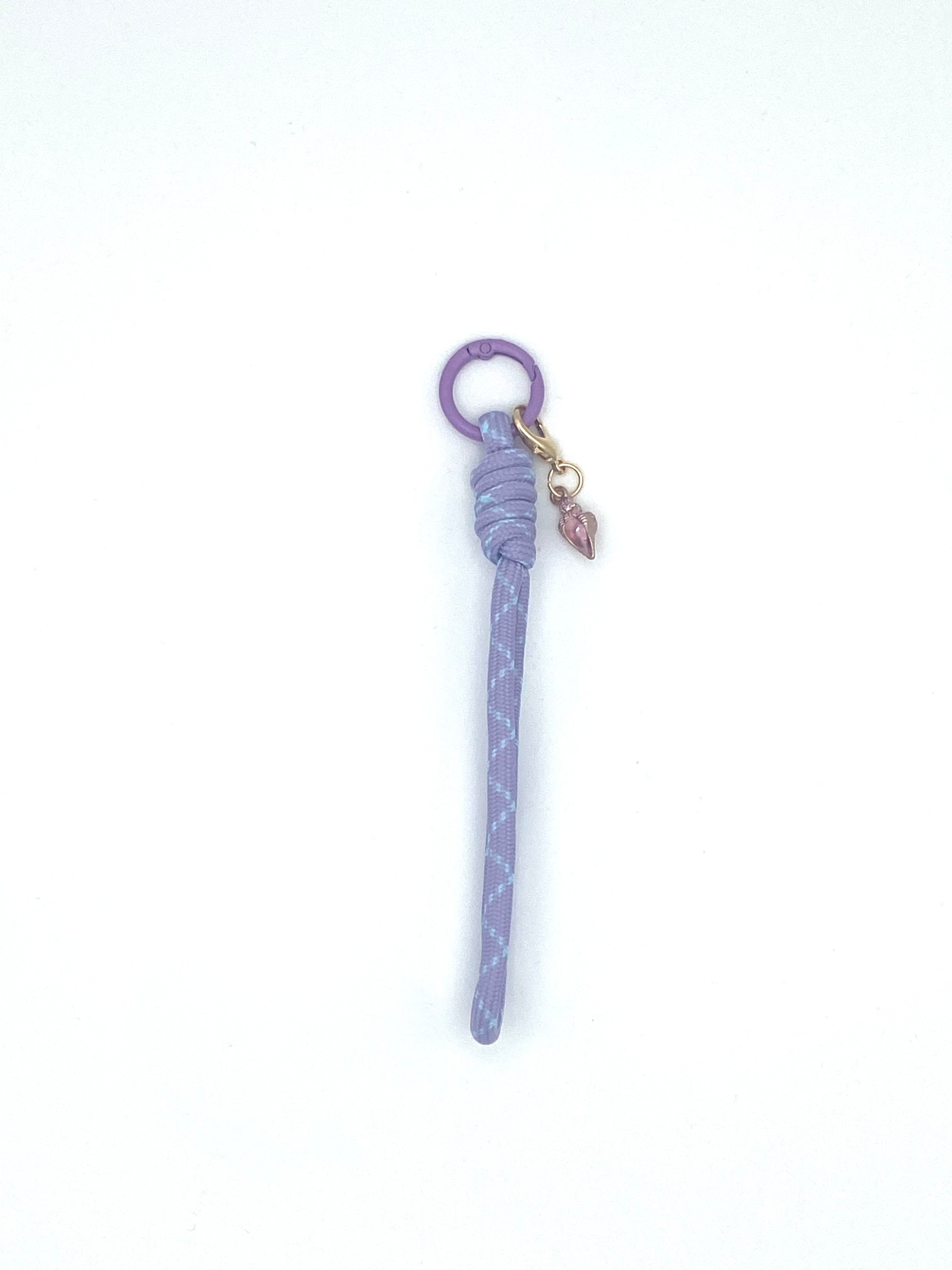 Porte clés en macramé violet et bleu avec coquillage