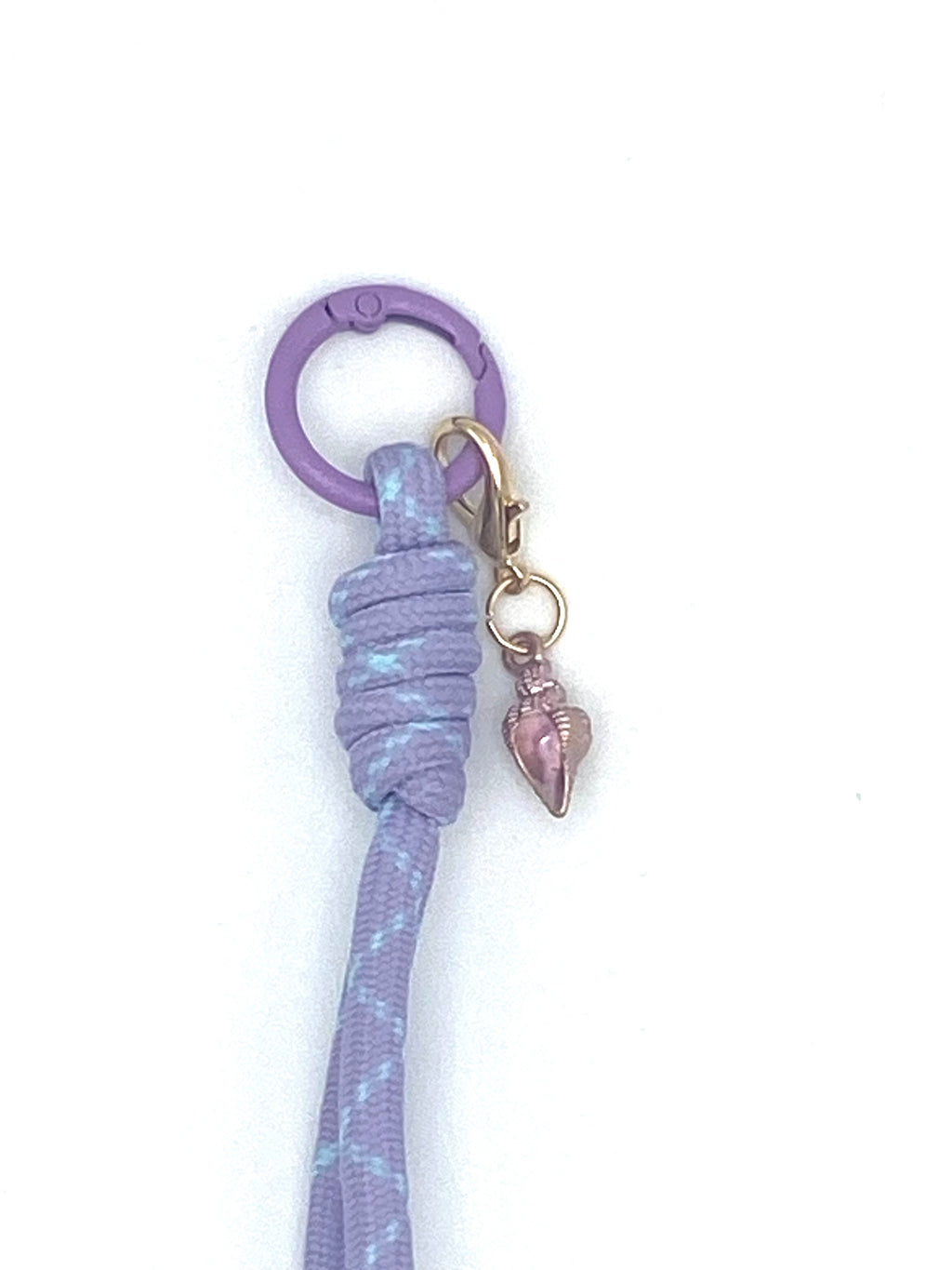 Porte clés en macramé violet et bleu avec coquillage