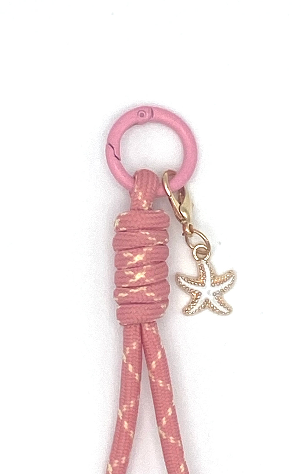 Porte clés en macramé rose et jaune avec coquillage