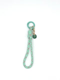 Porte clés en macramé vert et rose avec coquillage
