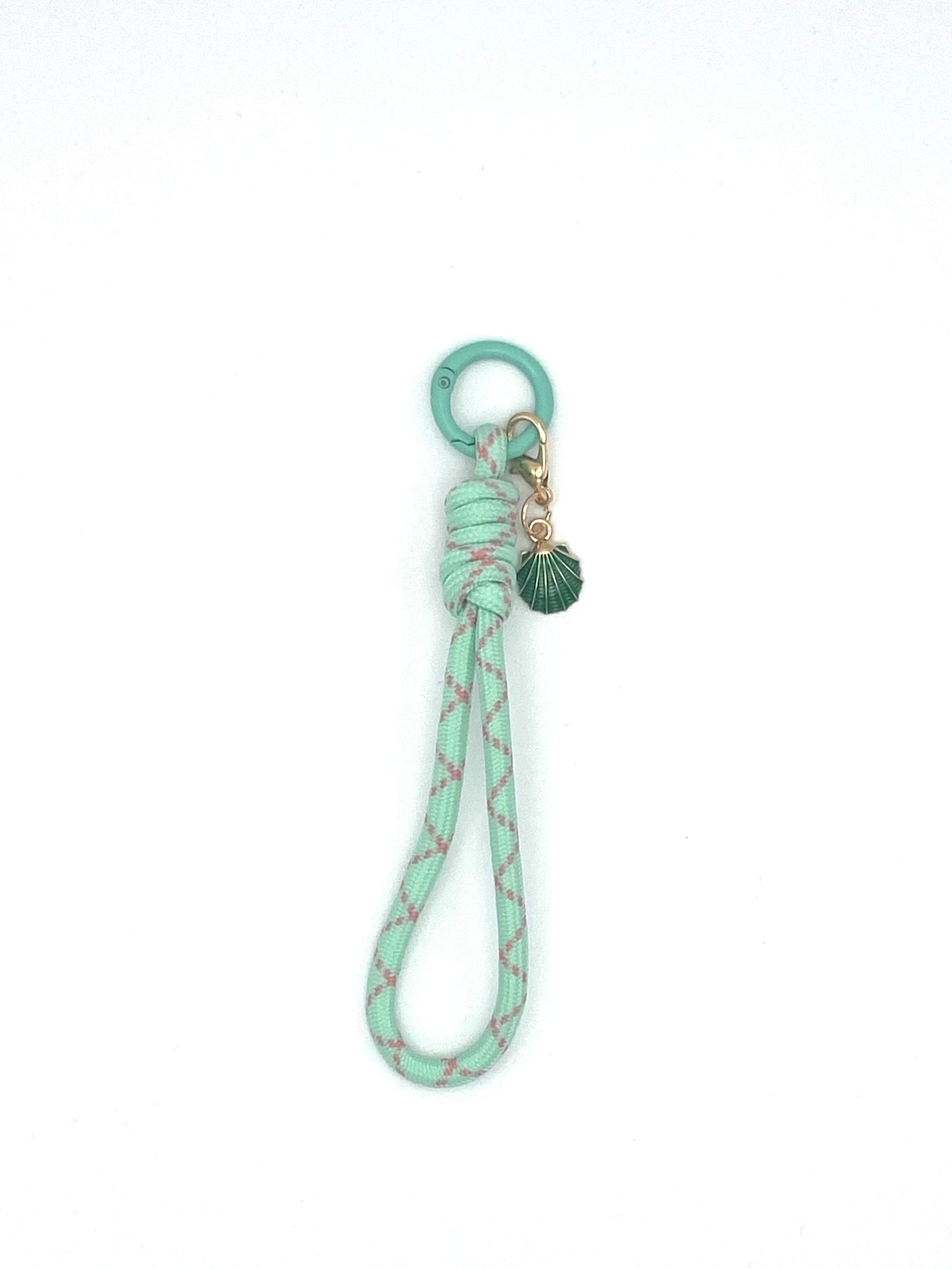 Porte clés en macramé vert et rose avec coquillage