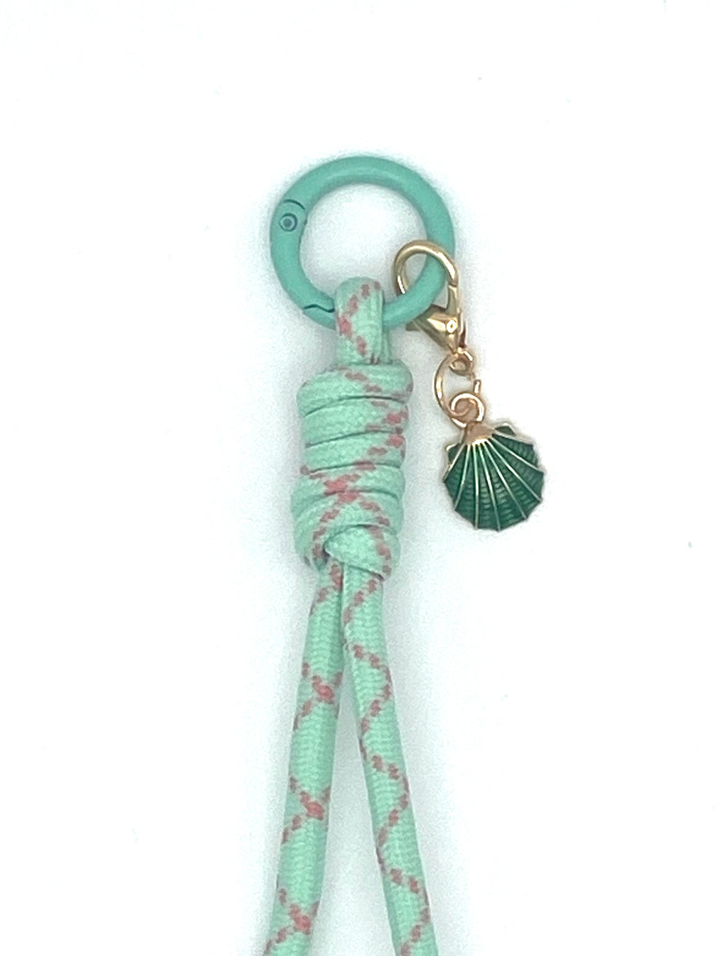 Porte clés en macramé vert et rose avec coquillage