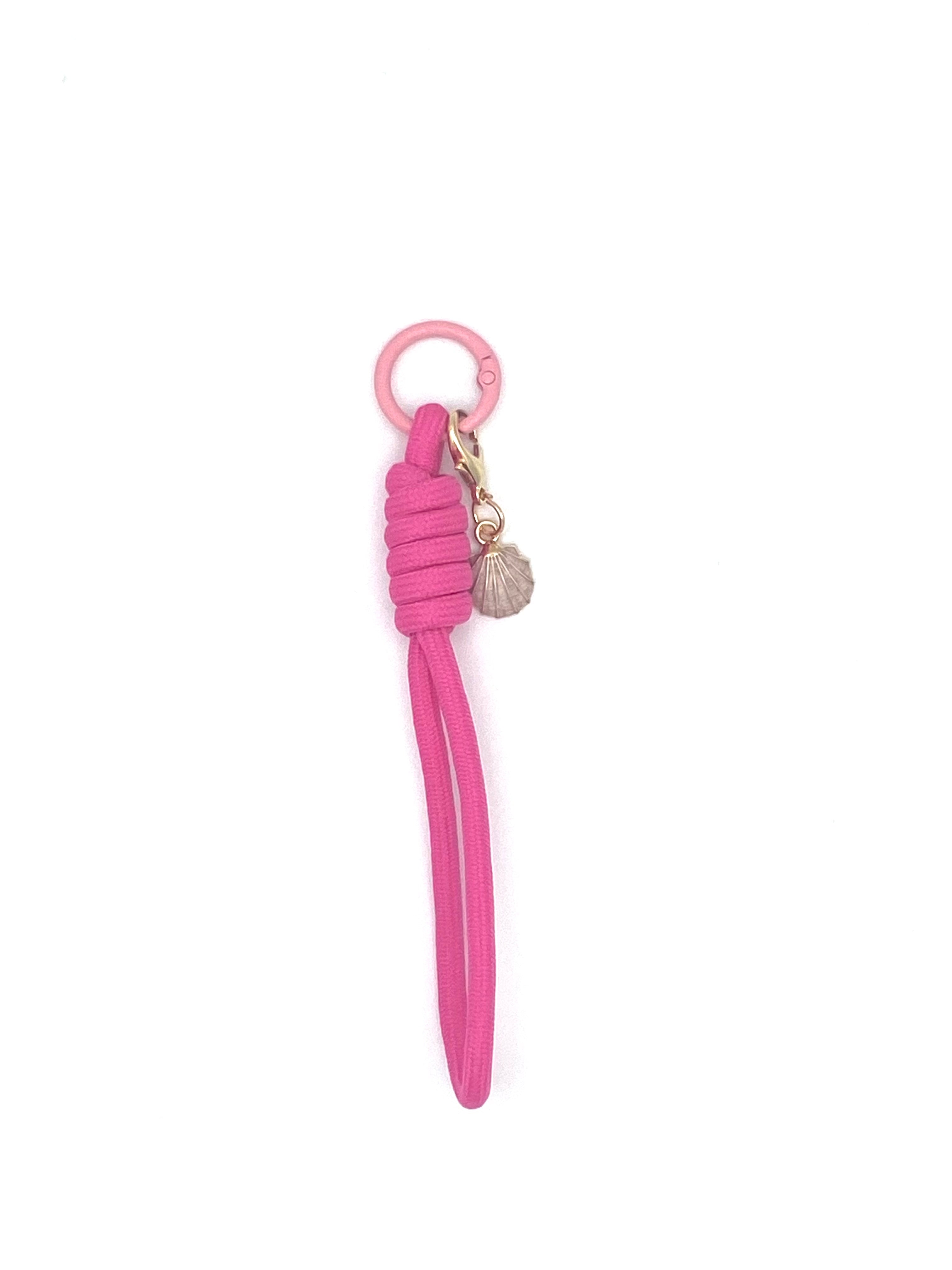 porte clés en macramé fuchsia avec coquillage