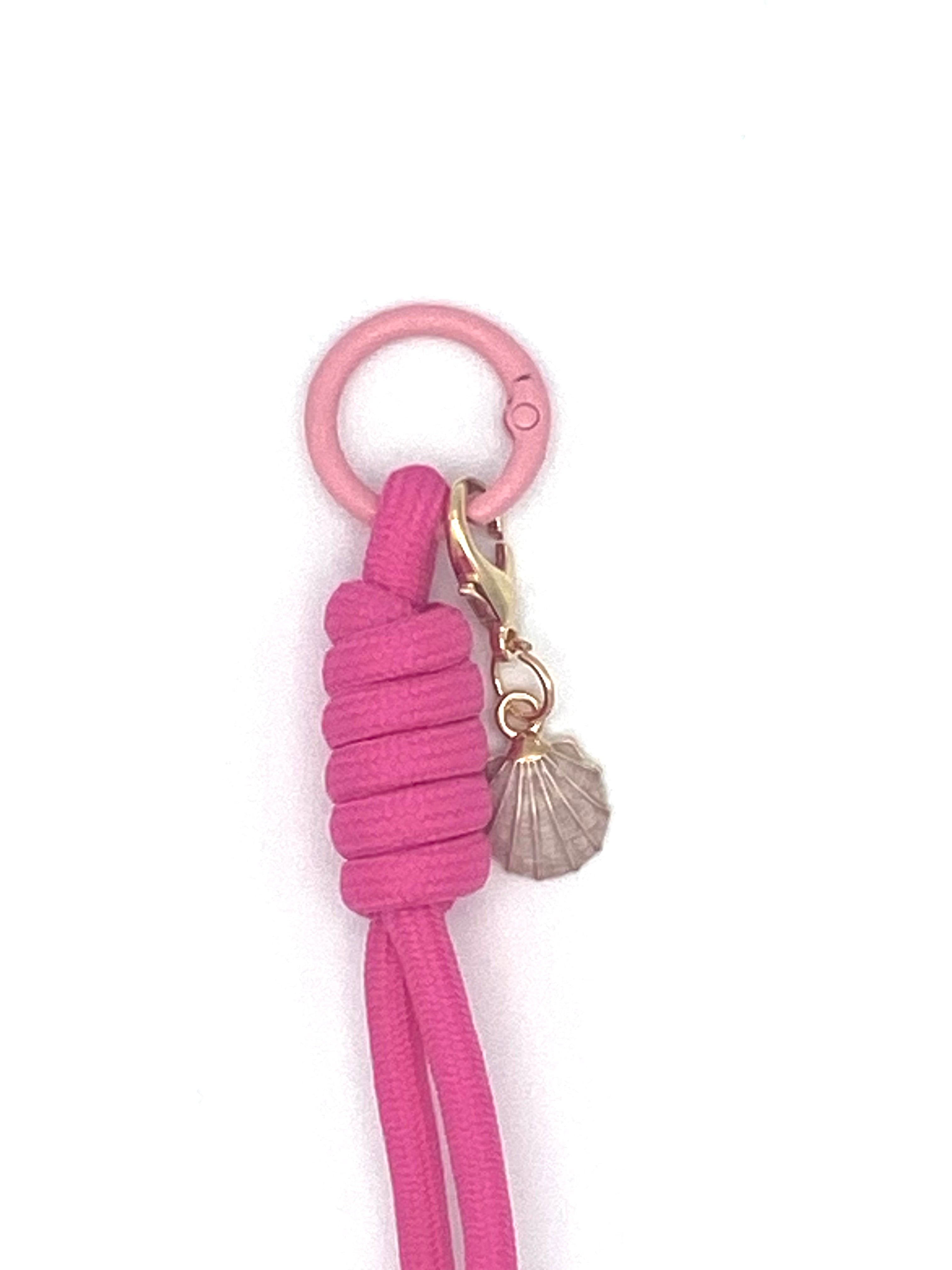 porte clés en macramé fuchsia avec coquillage