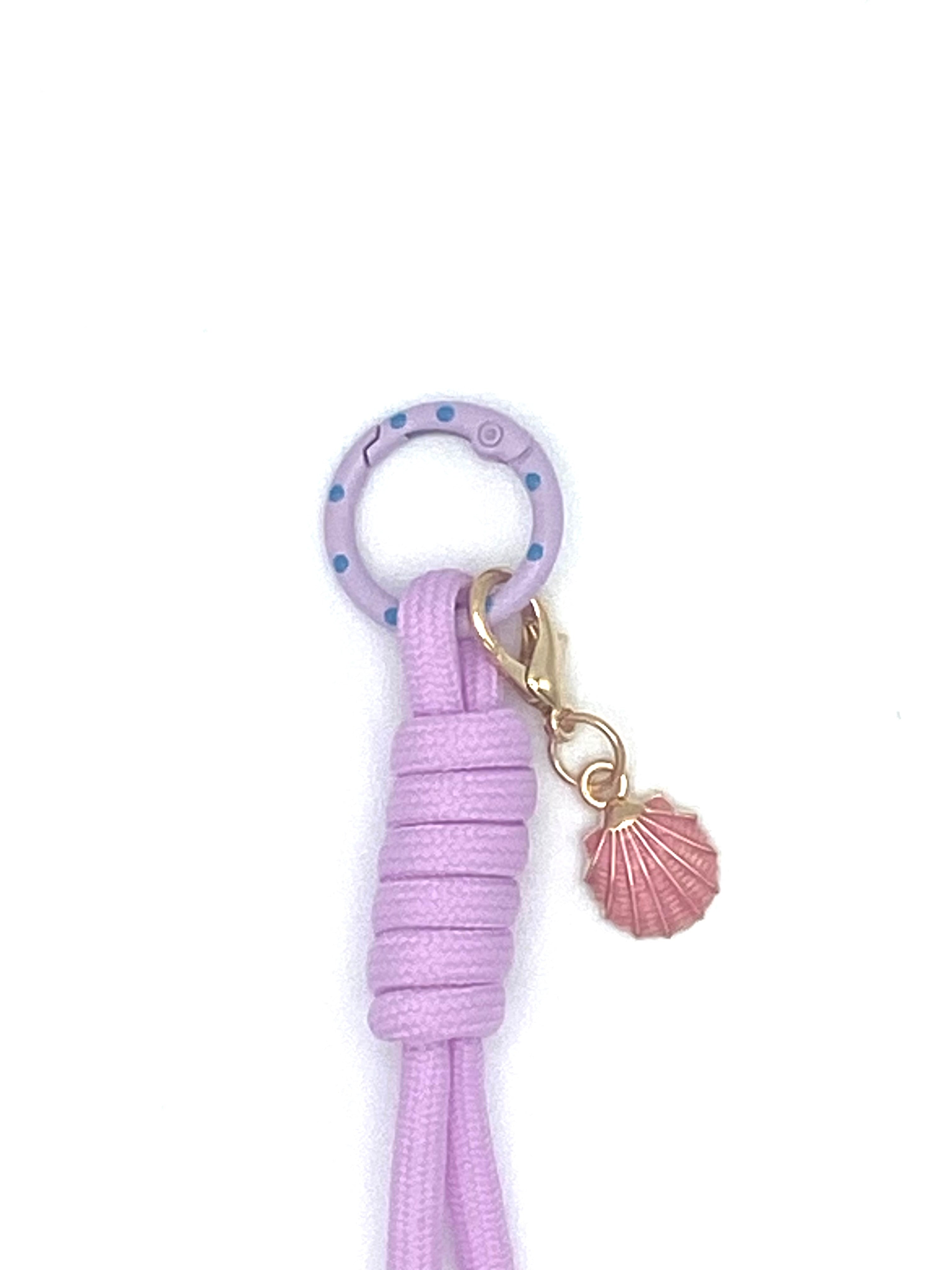 Porte clés en macramé mauve avec coquillage