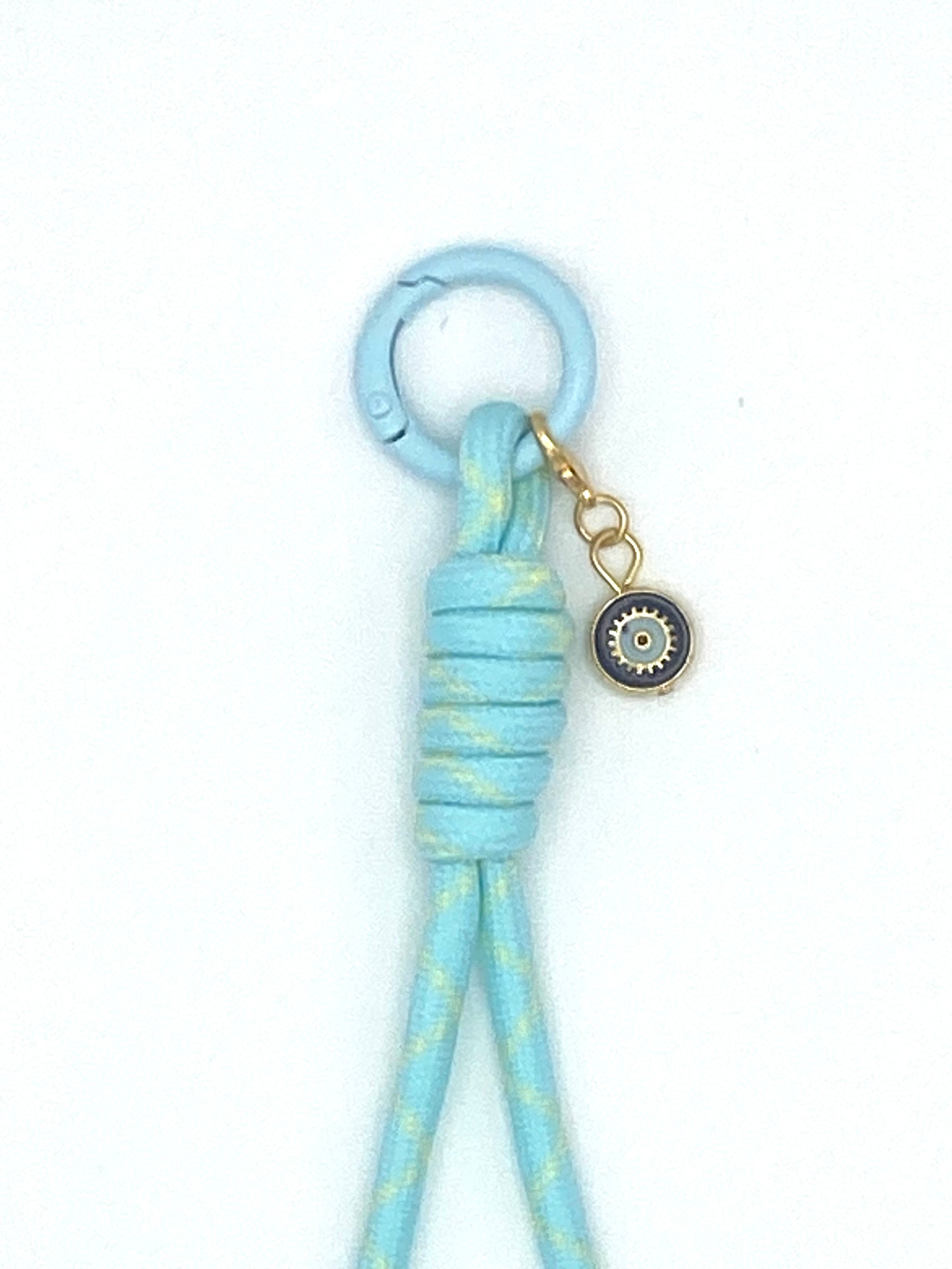 Porte clés en macramé bleu et jaune avec coquillage soleil