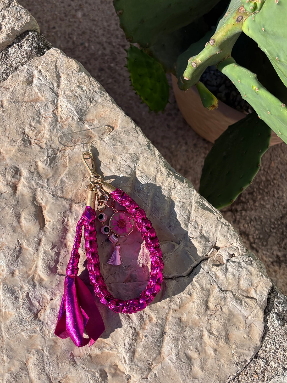 Grigri de sac, téléphone et clés en macramé rose métallisé. Fait main en France