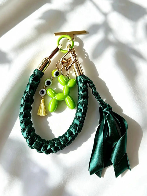 Grigri de sac, téléphone et clés en macramé vert métallisé. Fait main en France