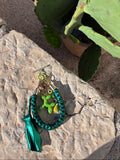Grigri de sac, téléphone et clés en macramé vert métallisé. Fait main en France