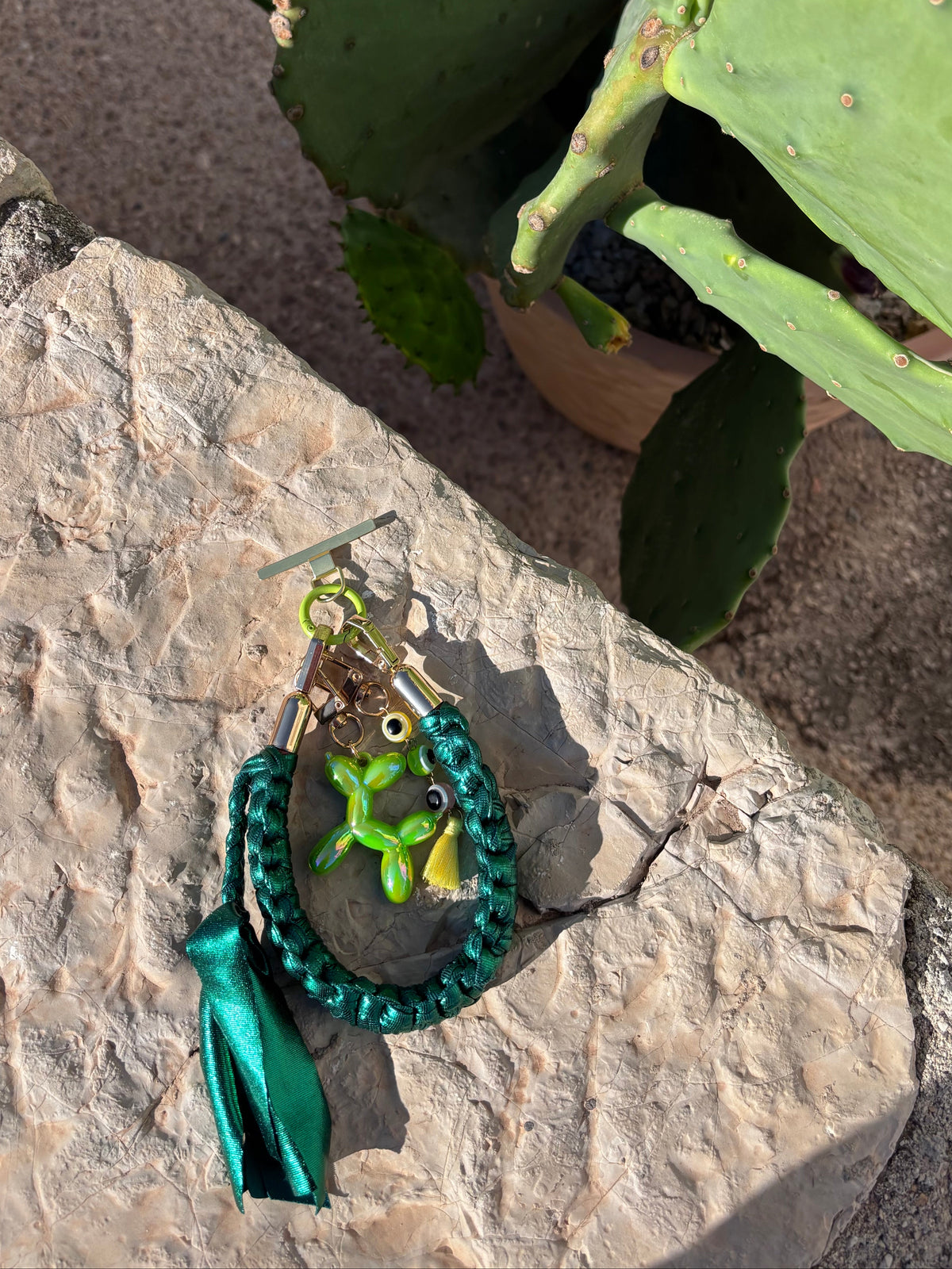 Grigri de sac, téléphone et clés en macramé vert métallisé. Fait main en France