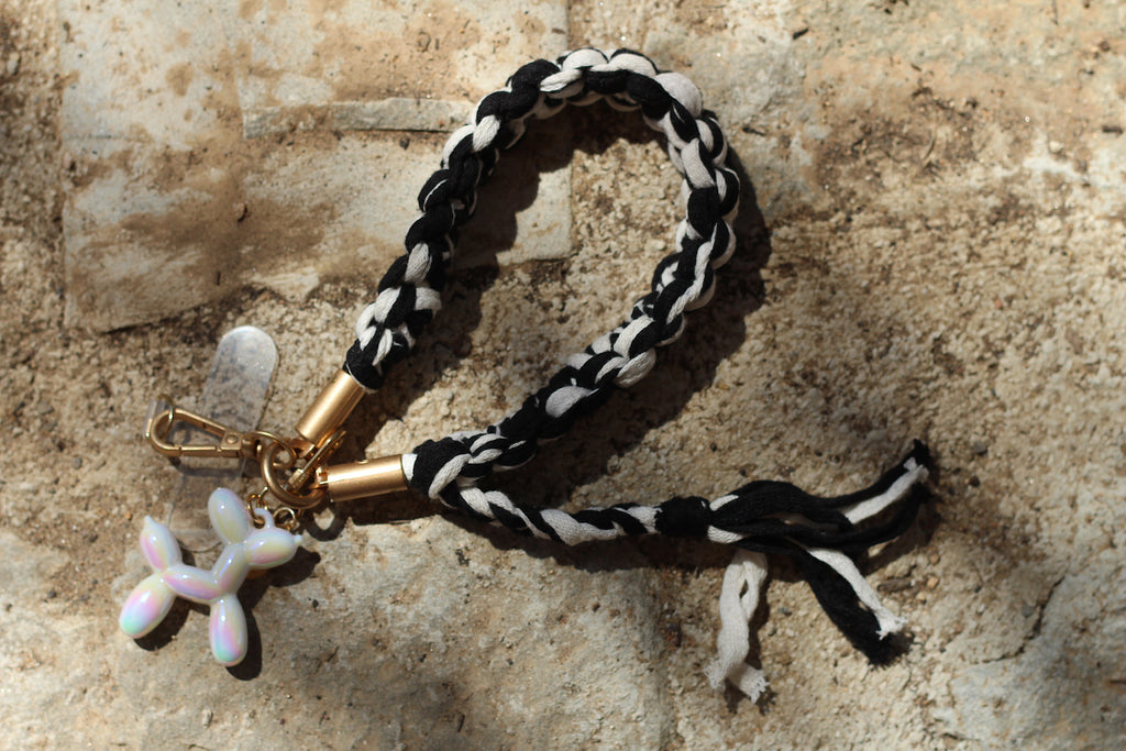 Grigri en macramé noir et blanc