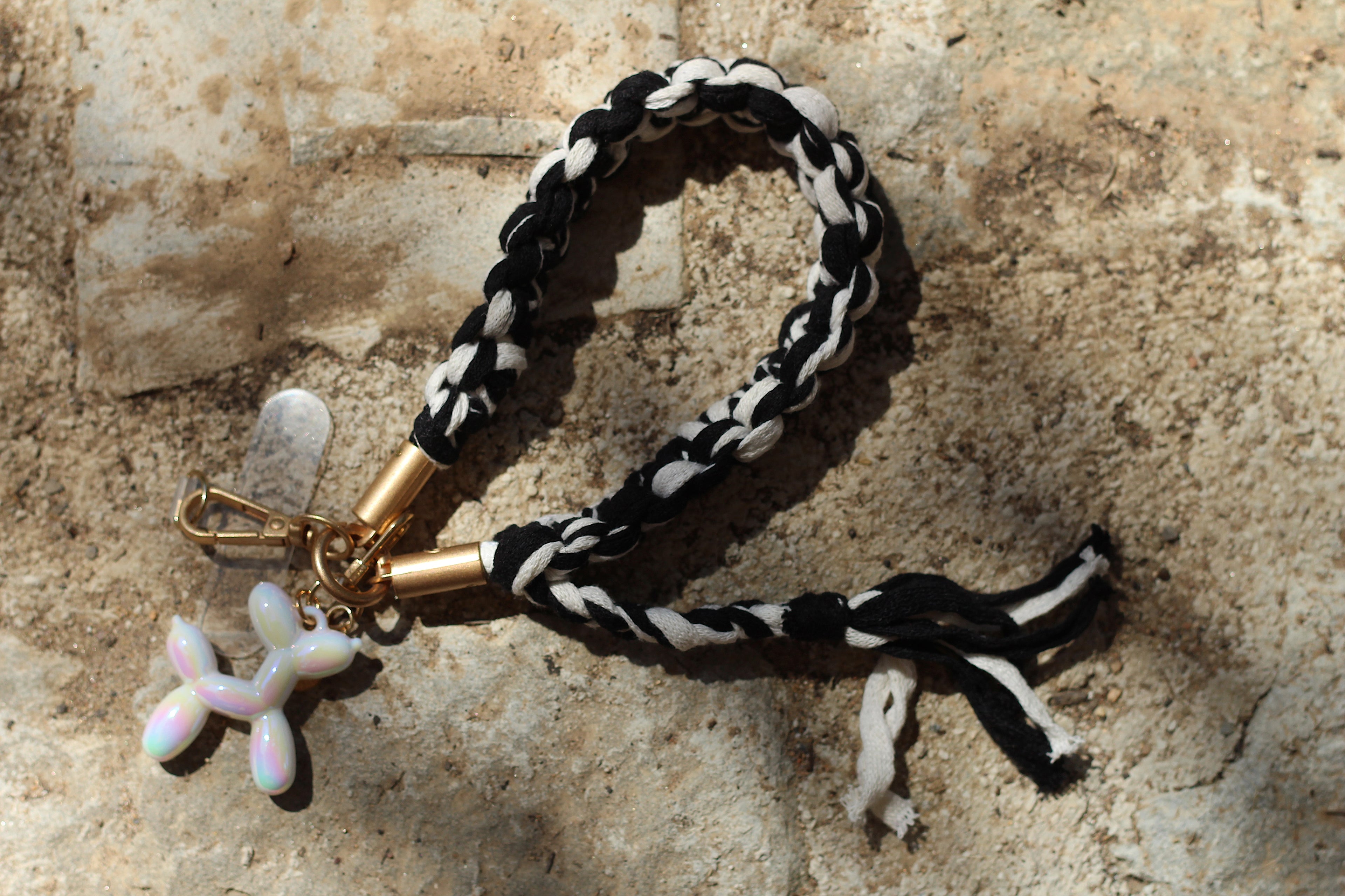 Grigri en macramé noir et blanc