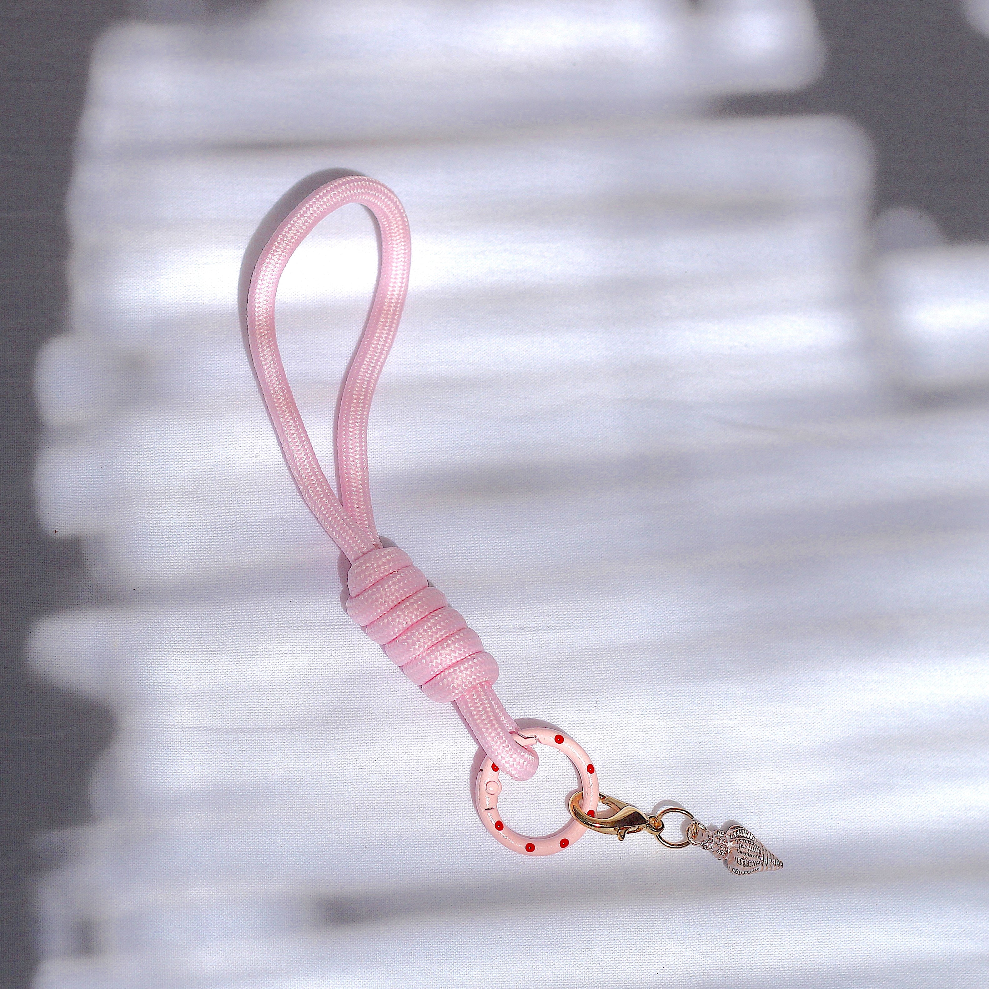Porte clés en macramé rose et coquillage