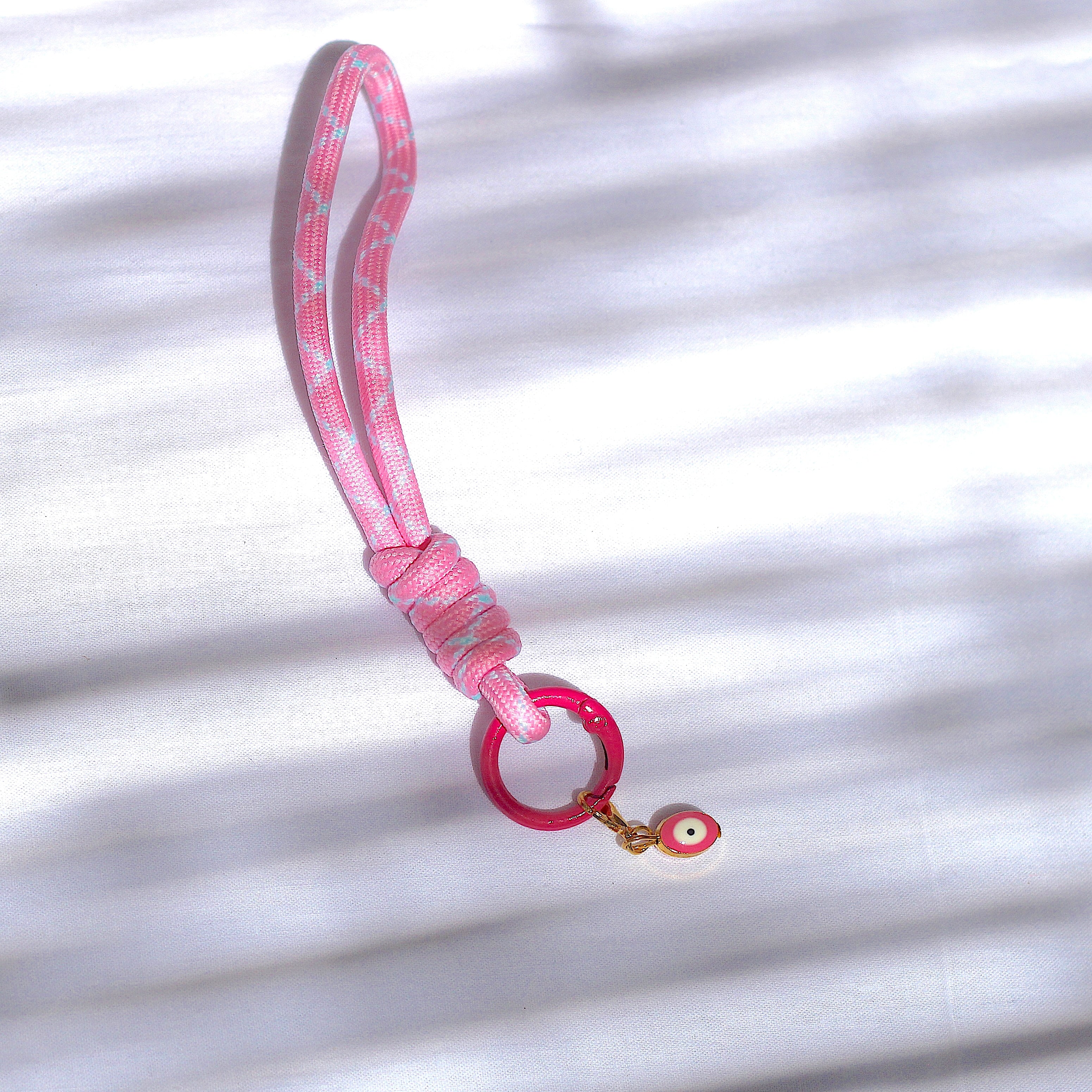 Porte clés en macramé rose et bleu avec oeil