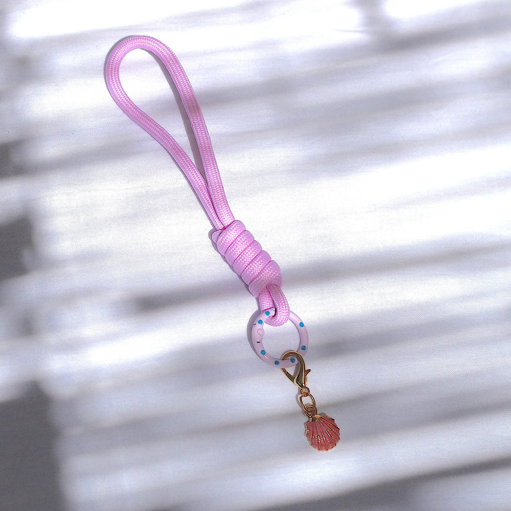 Porte clés en macramé mauve avec coquillage