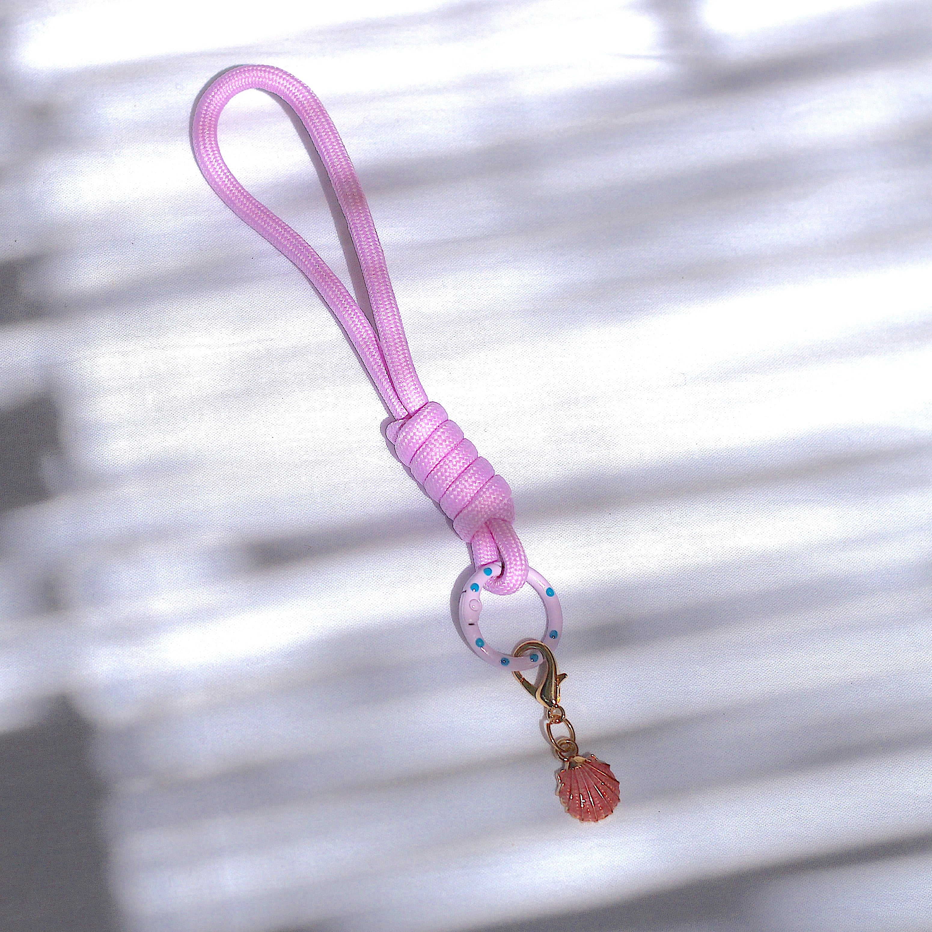 Porte clés en macramé mauve avec coquillage