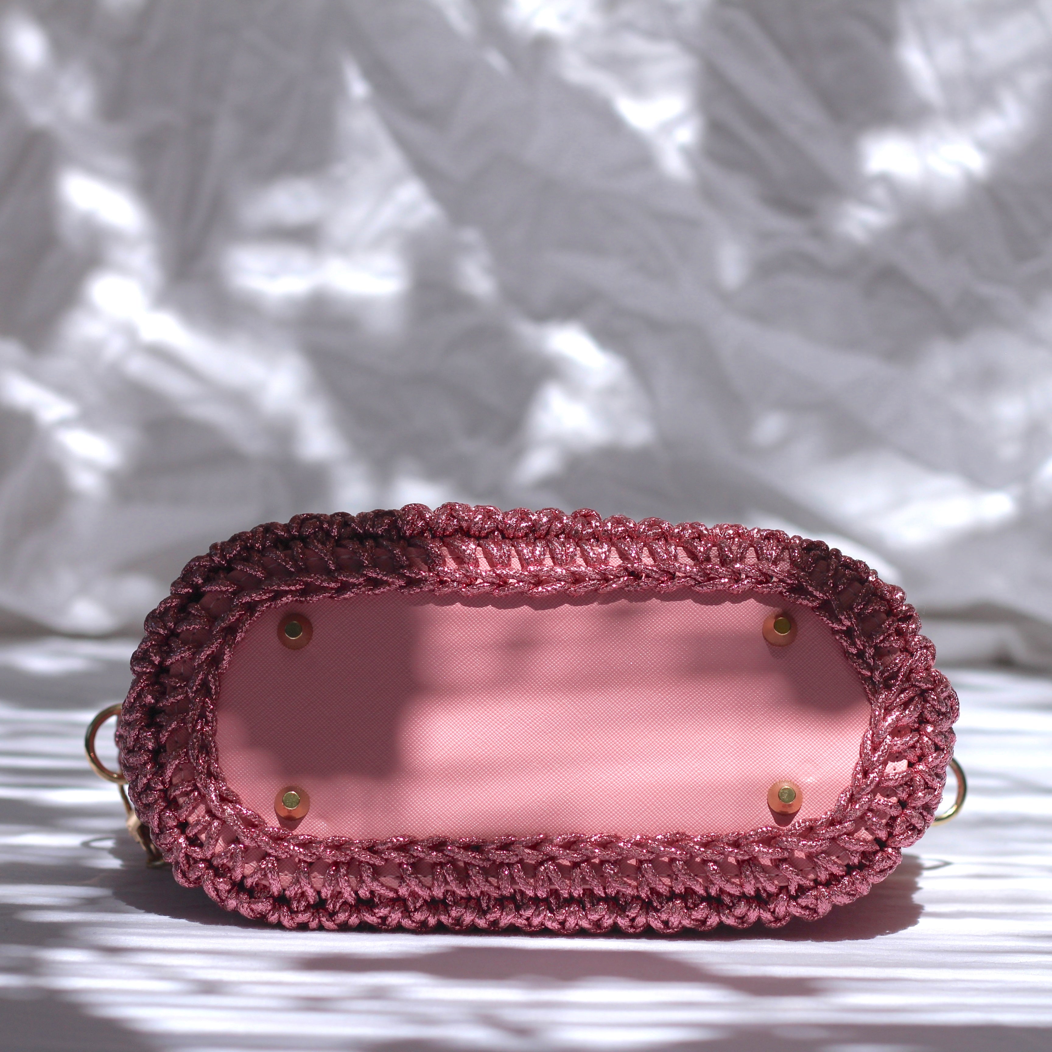Sac bandoulière au crochet rose métallisé