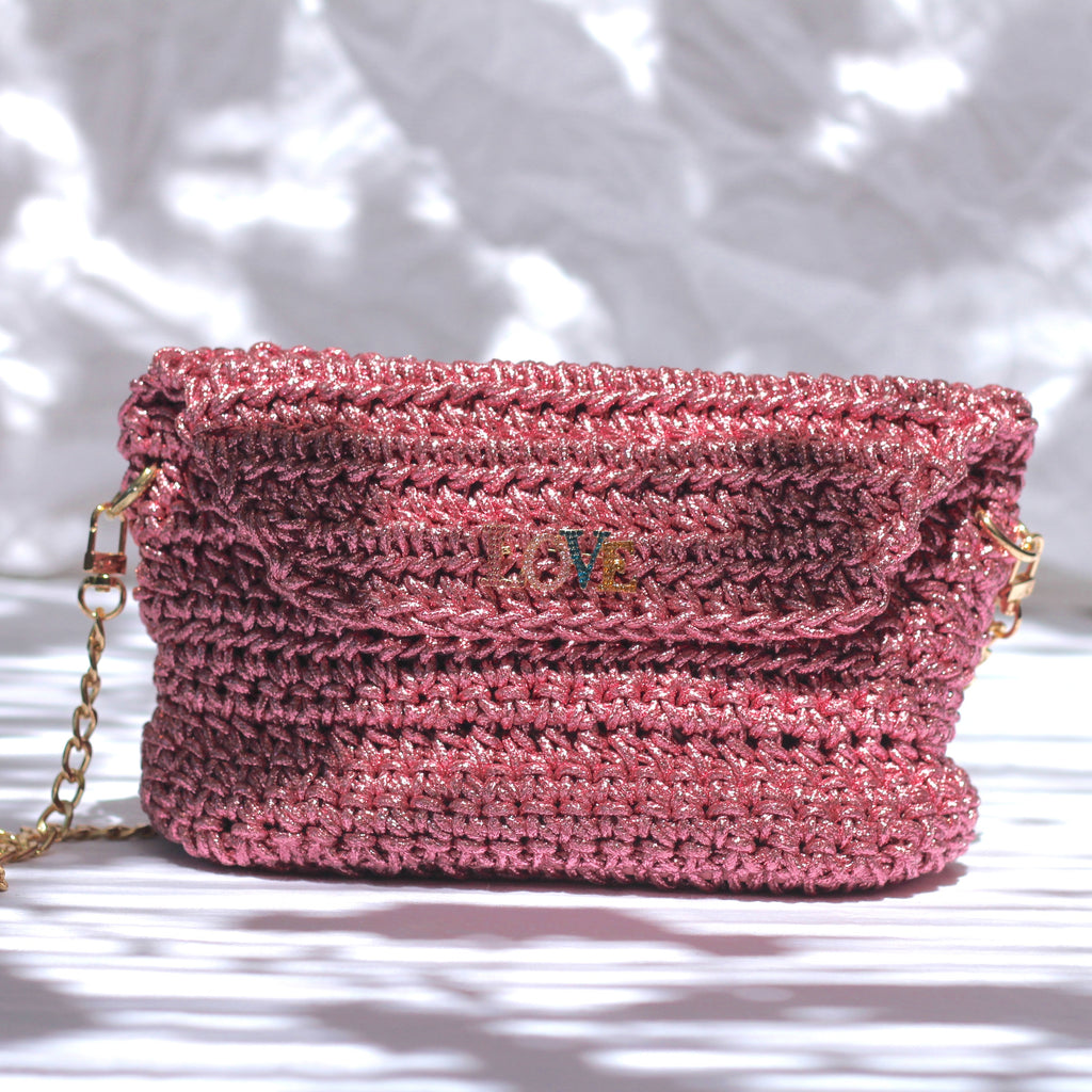 Sac bandoulière au crochet rose métallisé