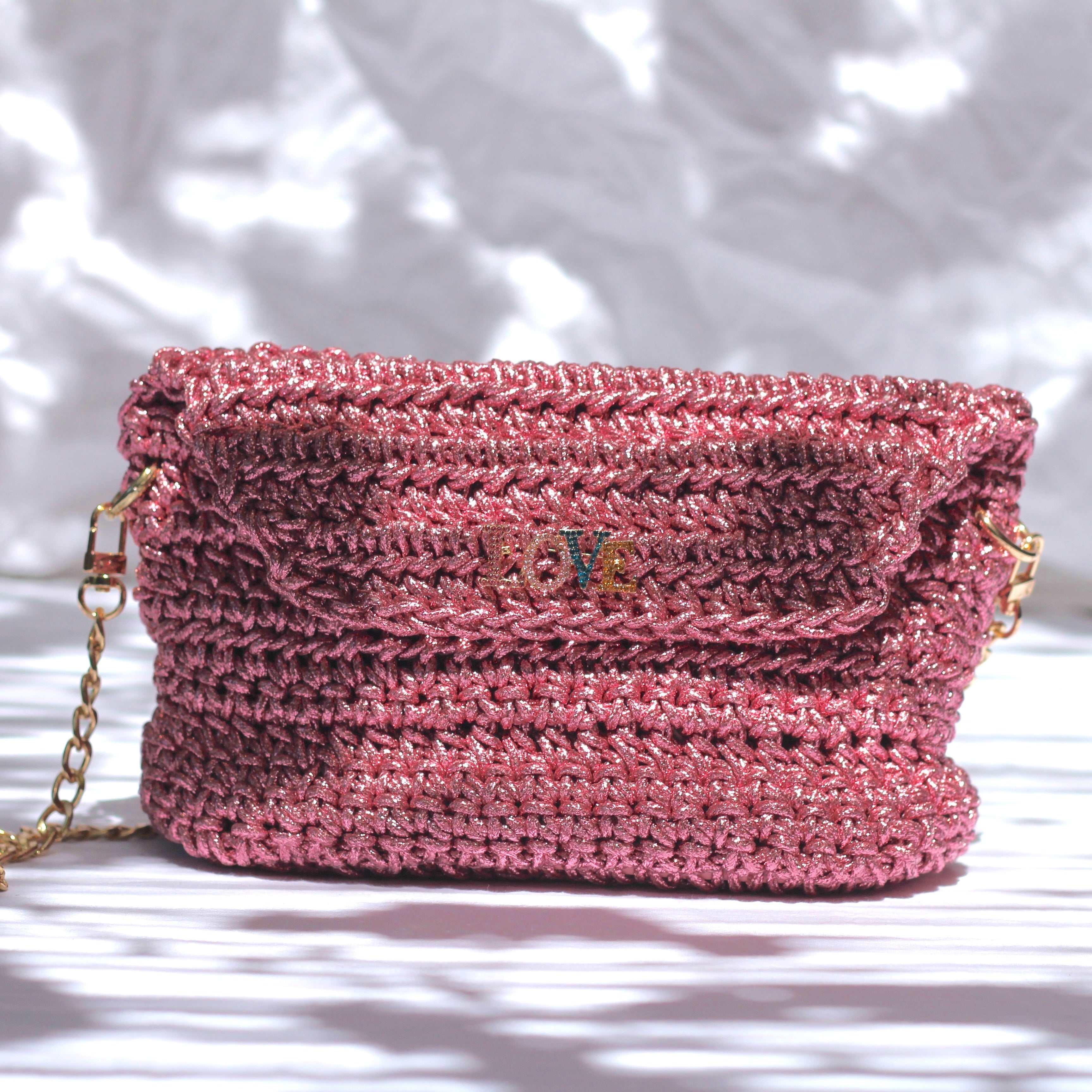 Sac bandoulière au crochet rose métallisé