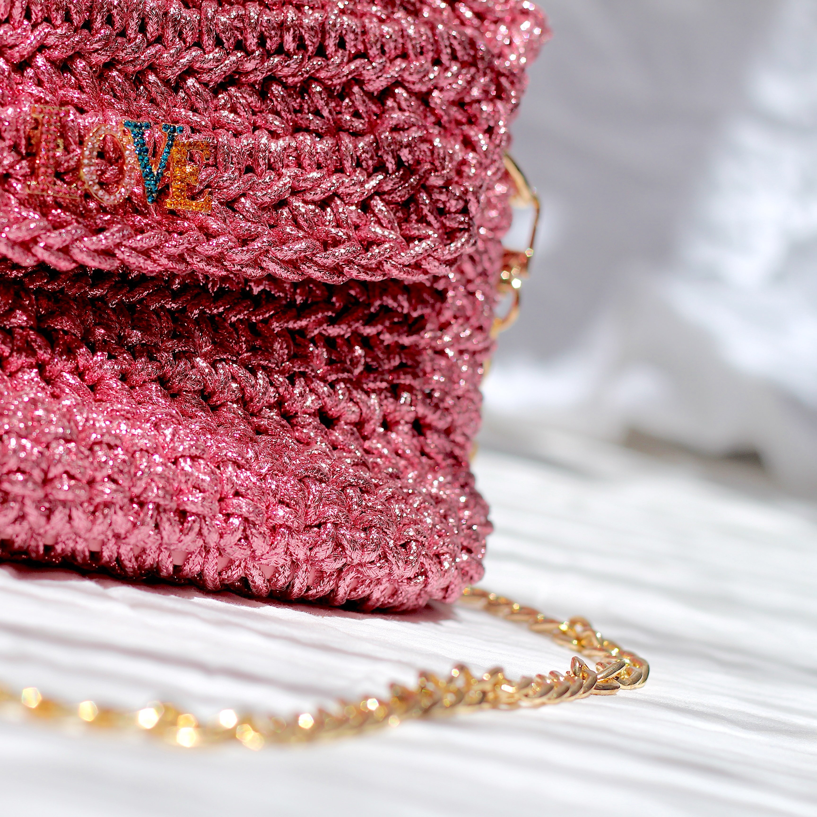 Sac bandoulière au crochet rose métallisé