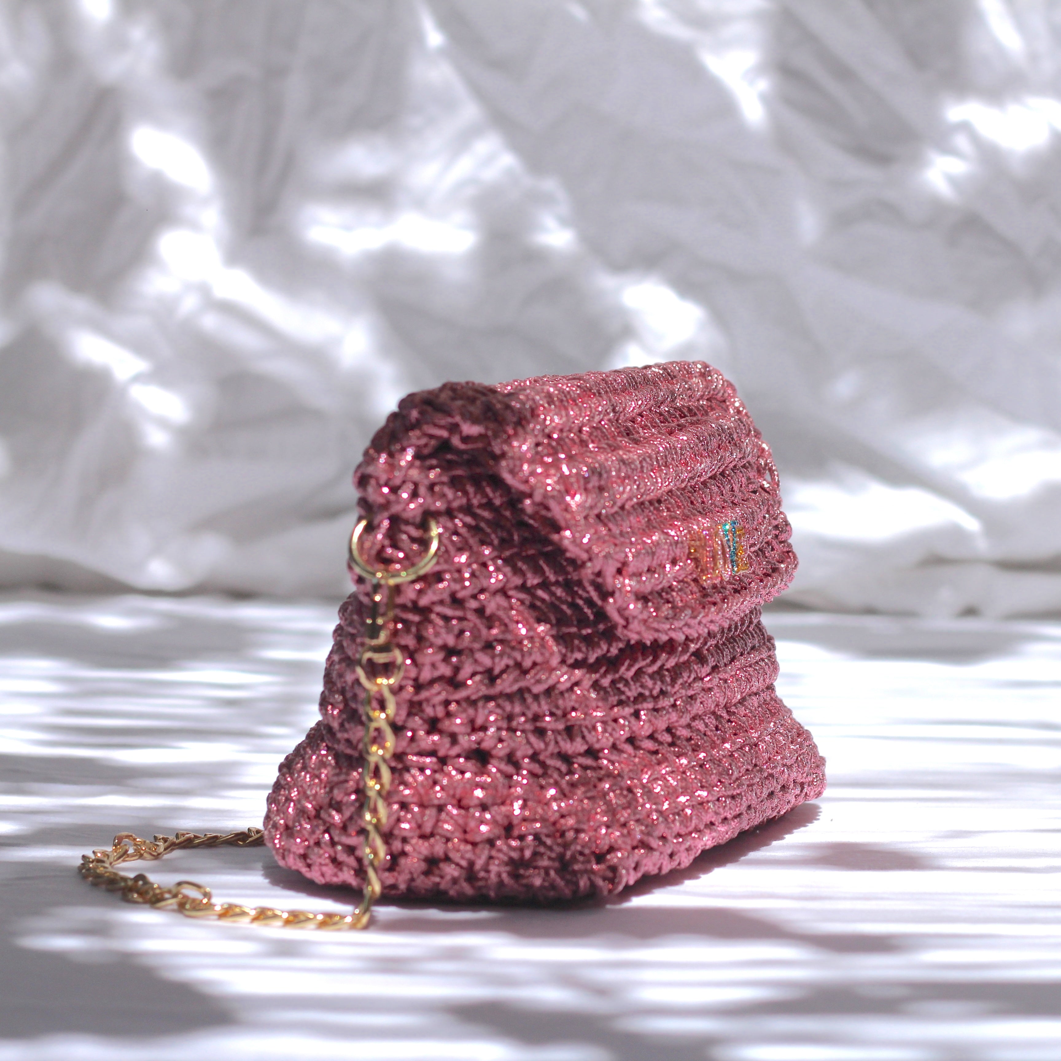 Sac bandoulière au crochet rose métallisé