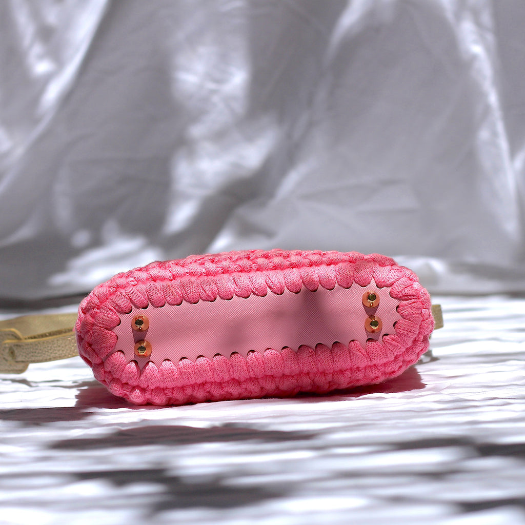 Sac bandoulière au crochet rose et or