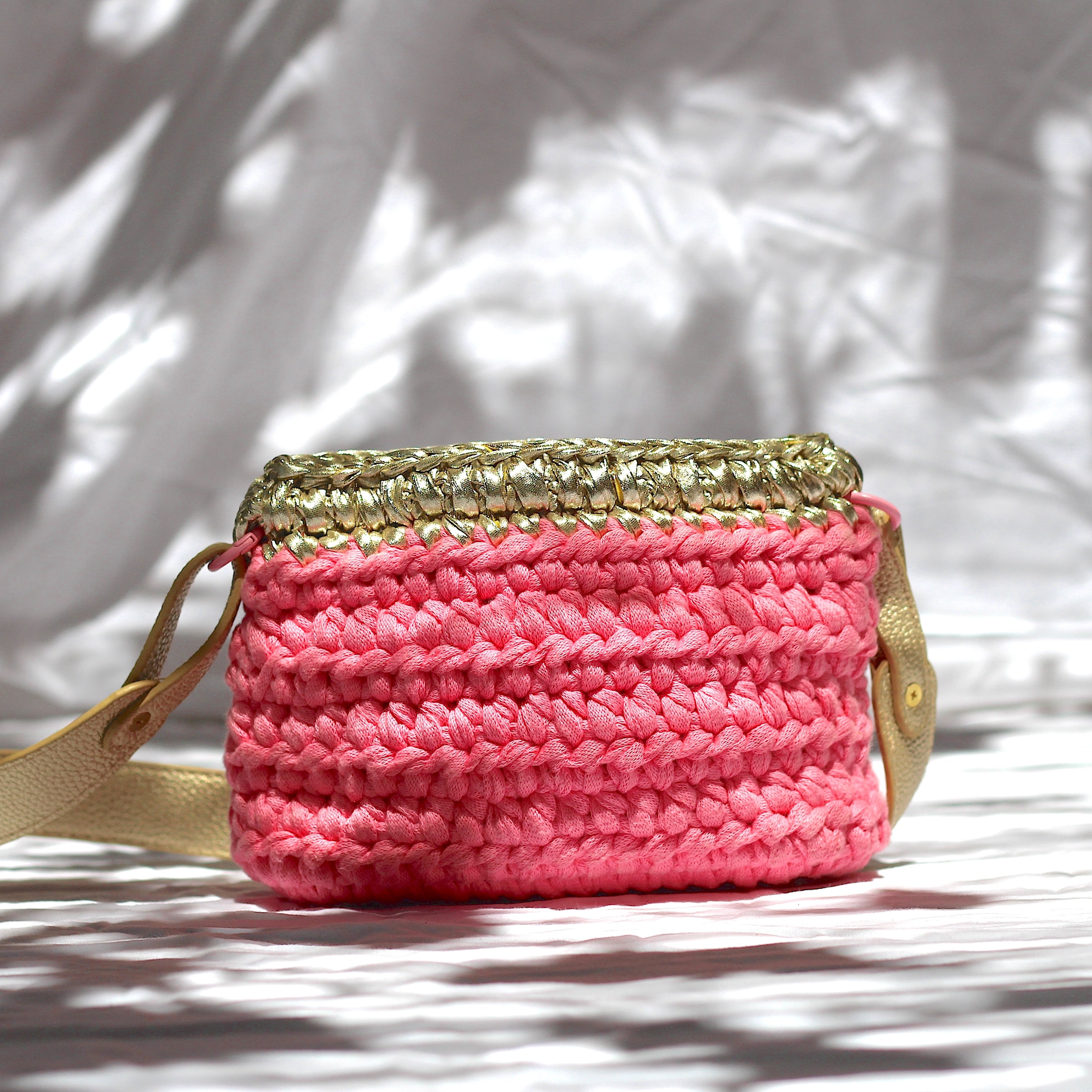 Sac bandoulière au crochet rose et or