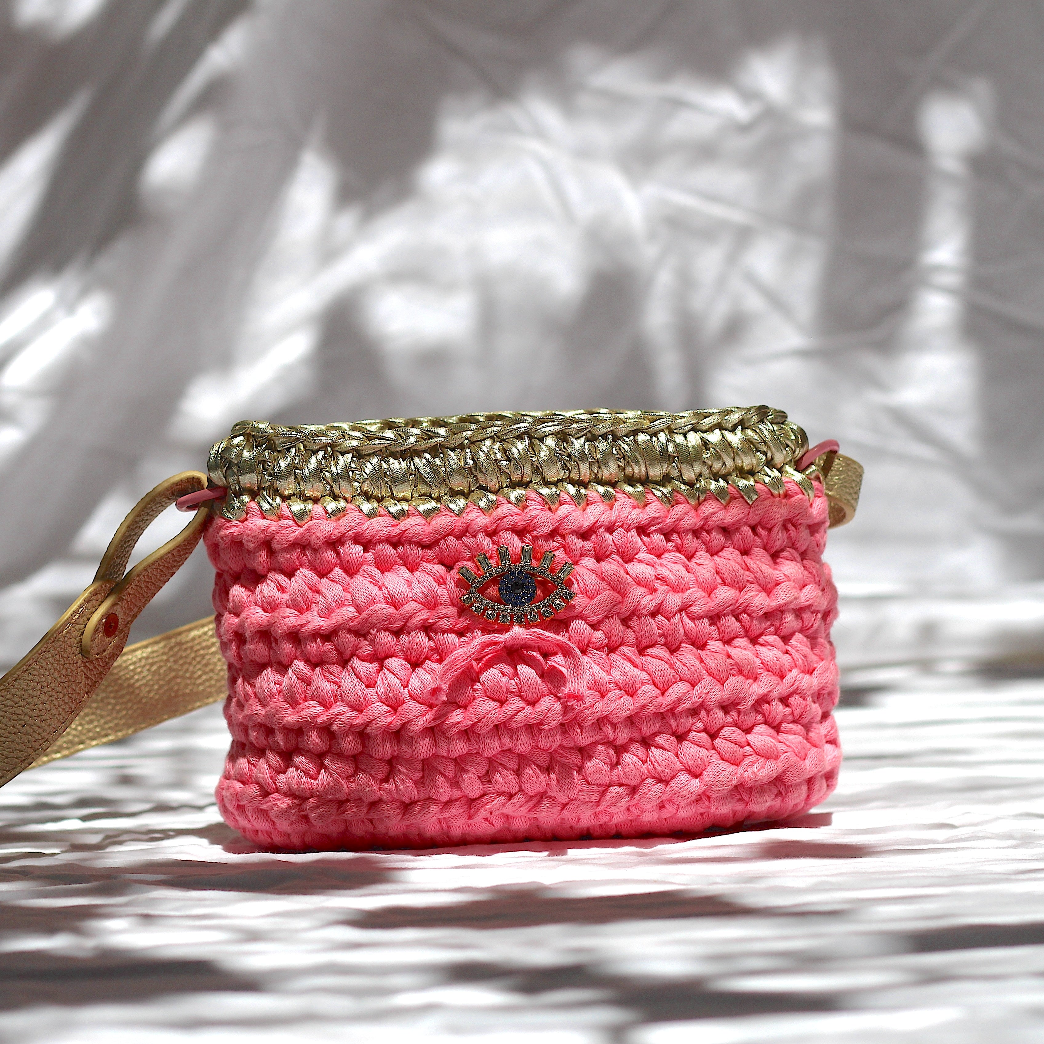 Sac bandoulière au crochet rose et or