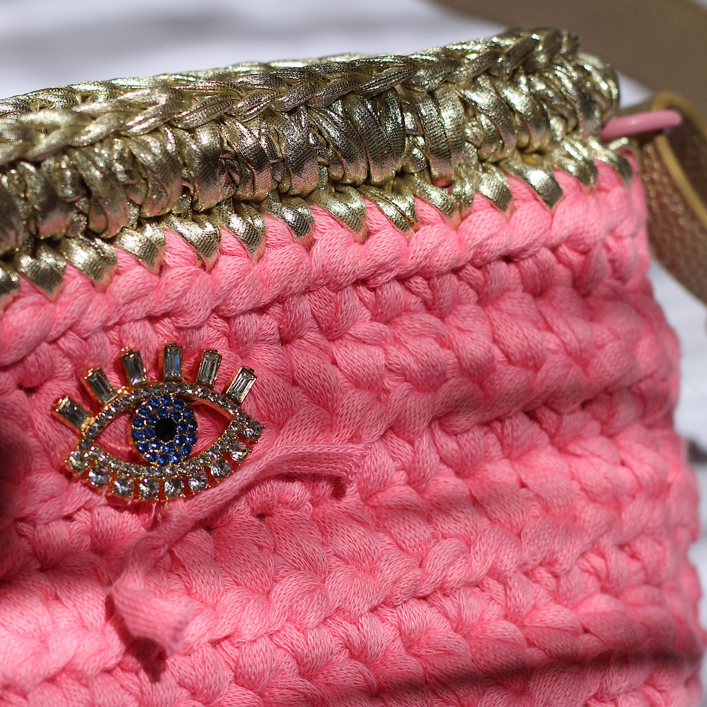 Sac bandoulière au crochet rose et or