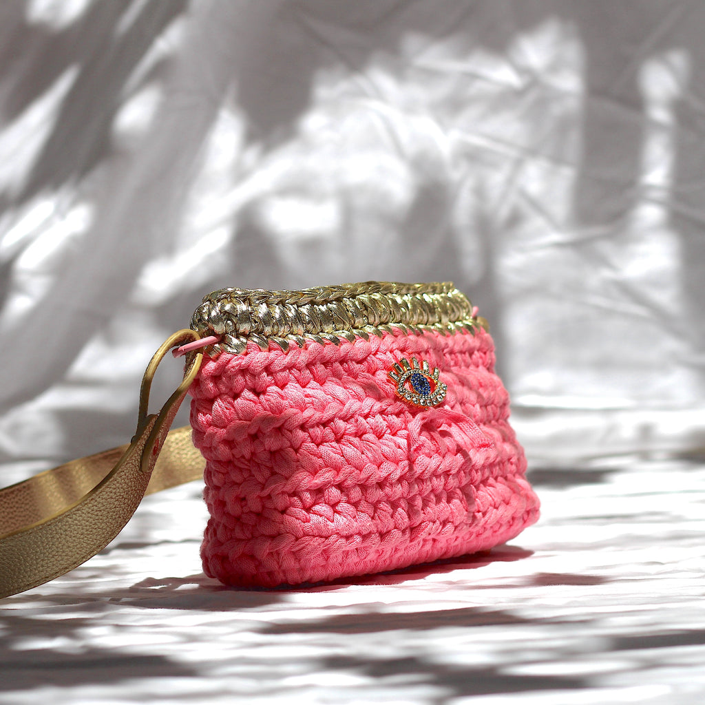 Sac bandoulière au crochet rose et or