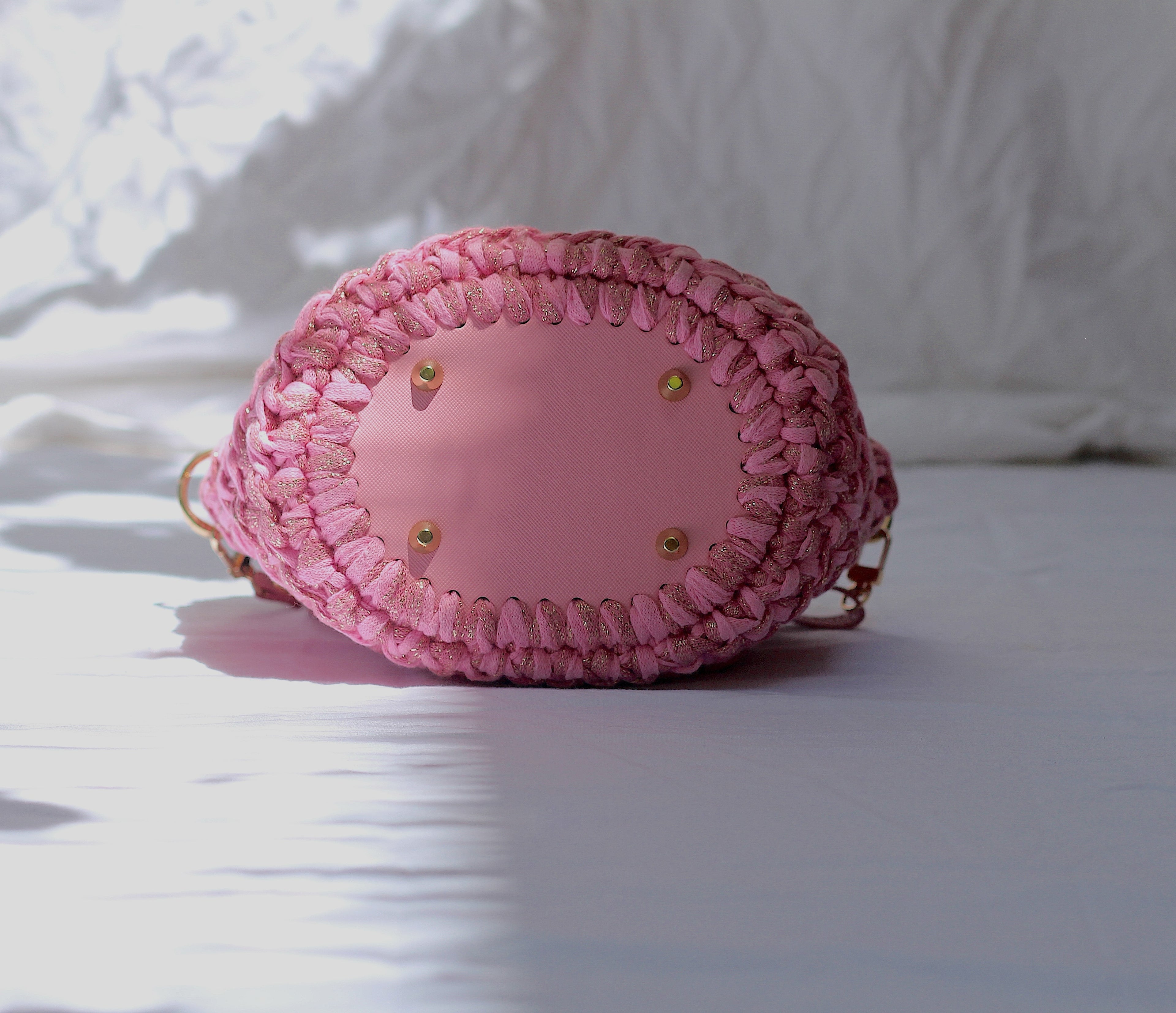 Sac bandoulière au crochet rose