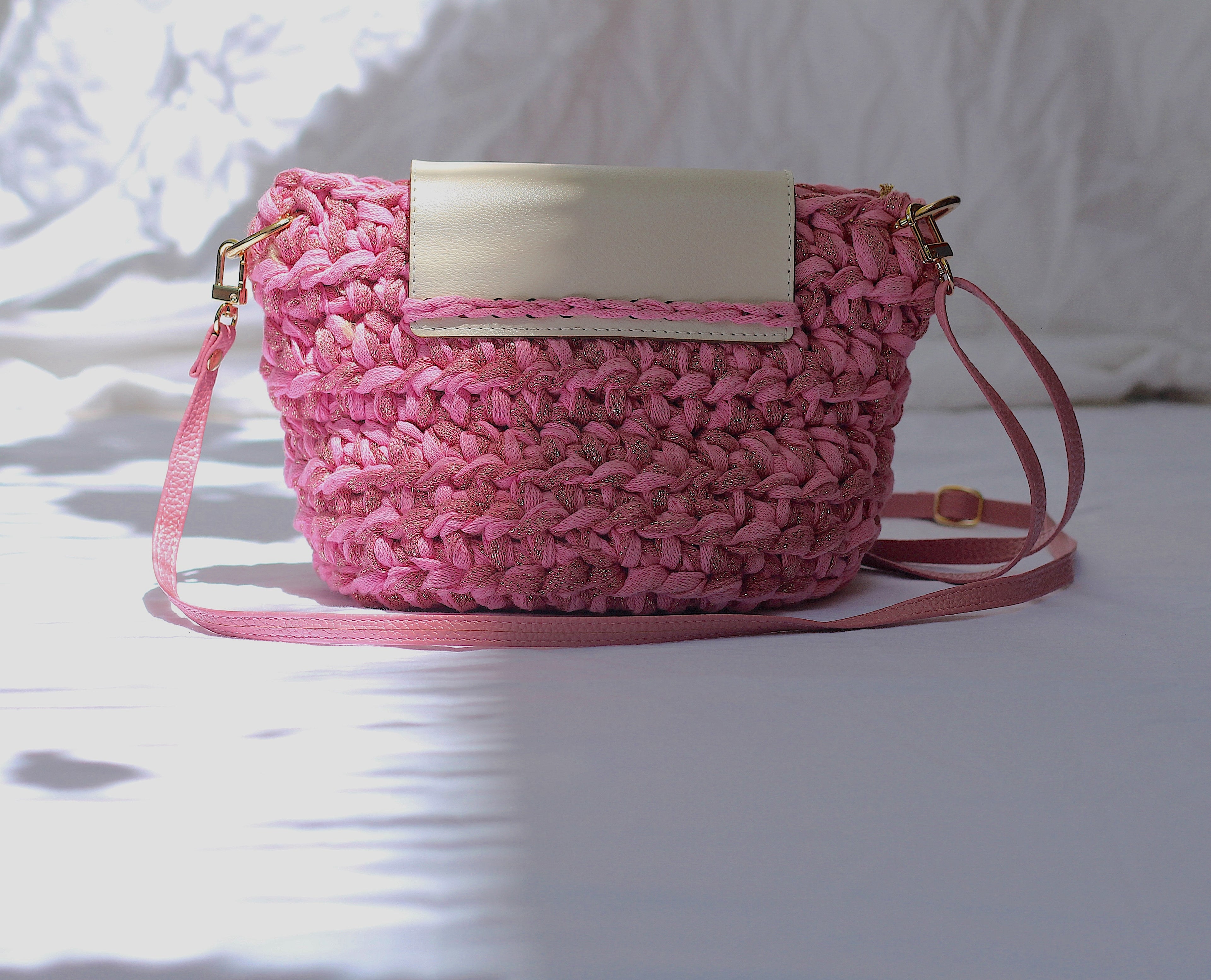Sac bandoulière au crochet rose