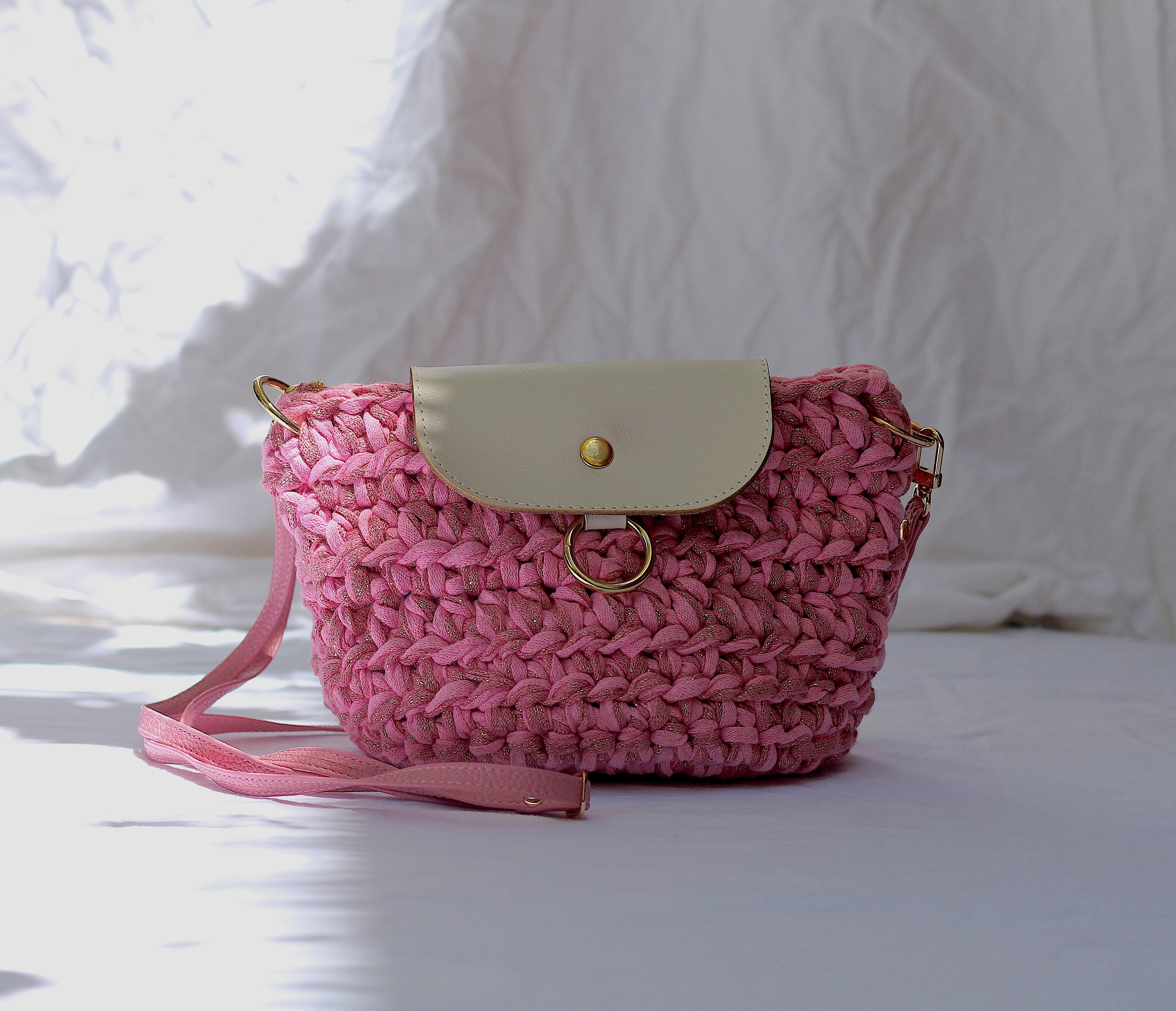 Sac bandoulière au crochet rose