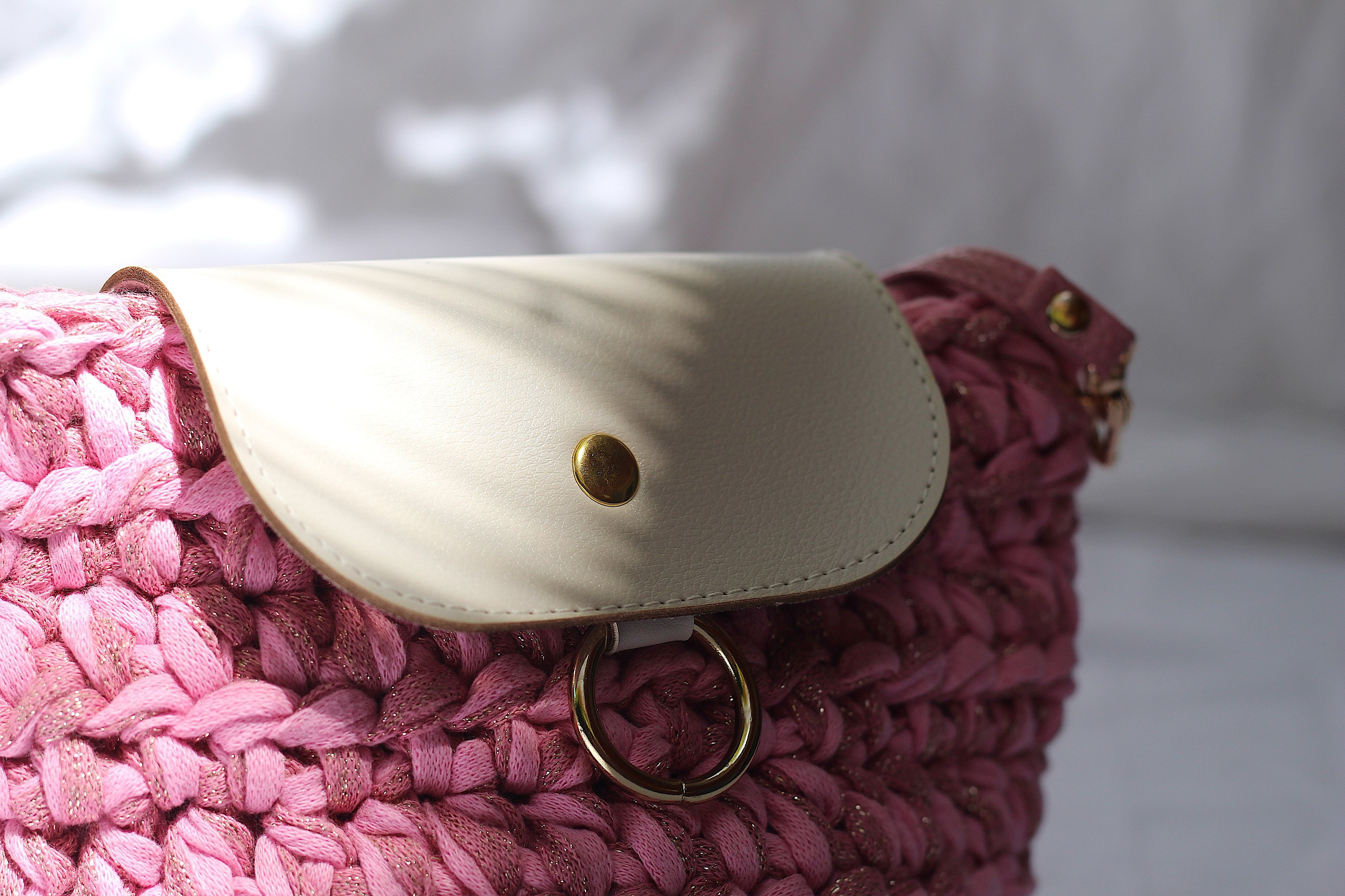 Sac bandoulière au crochet rose